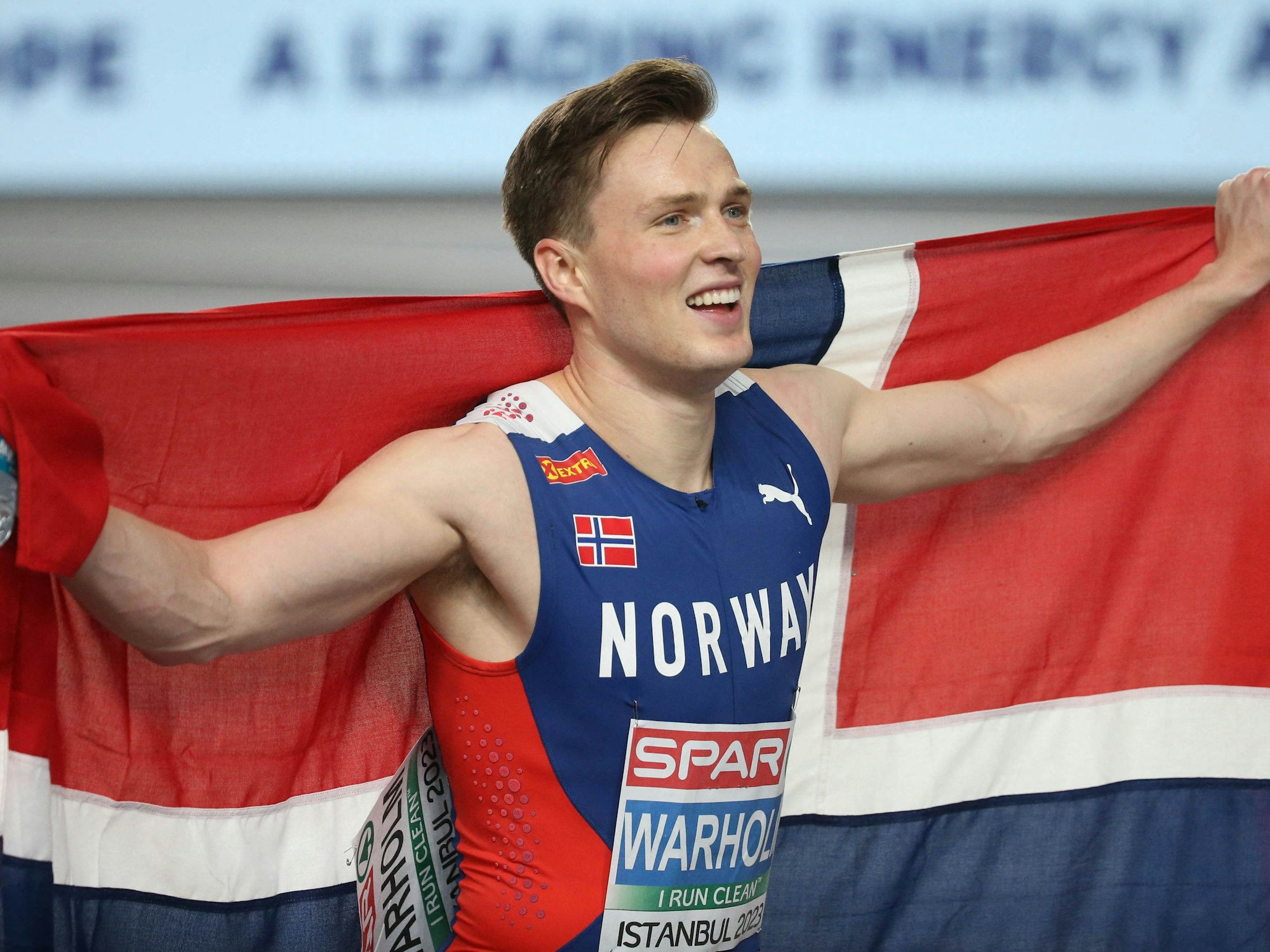 Karsten Warholm mit der norwegischen Flagge bei den Leichtathletik-Halleneuropameisterschaften 2023.