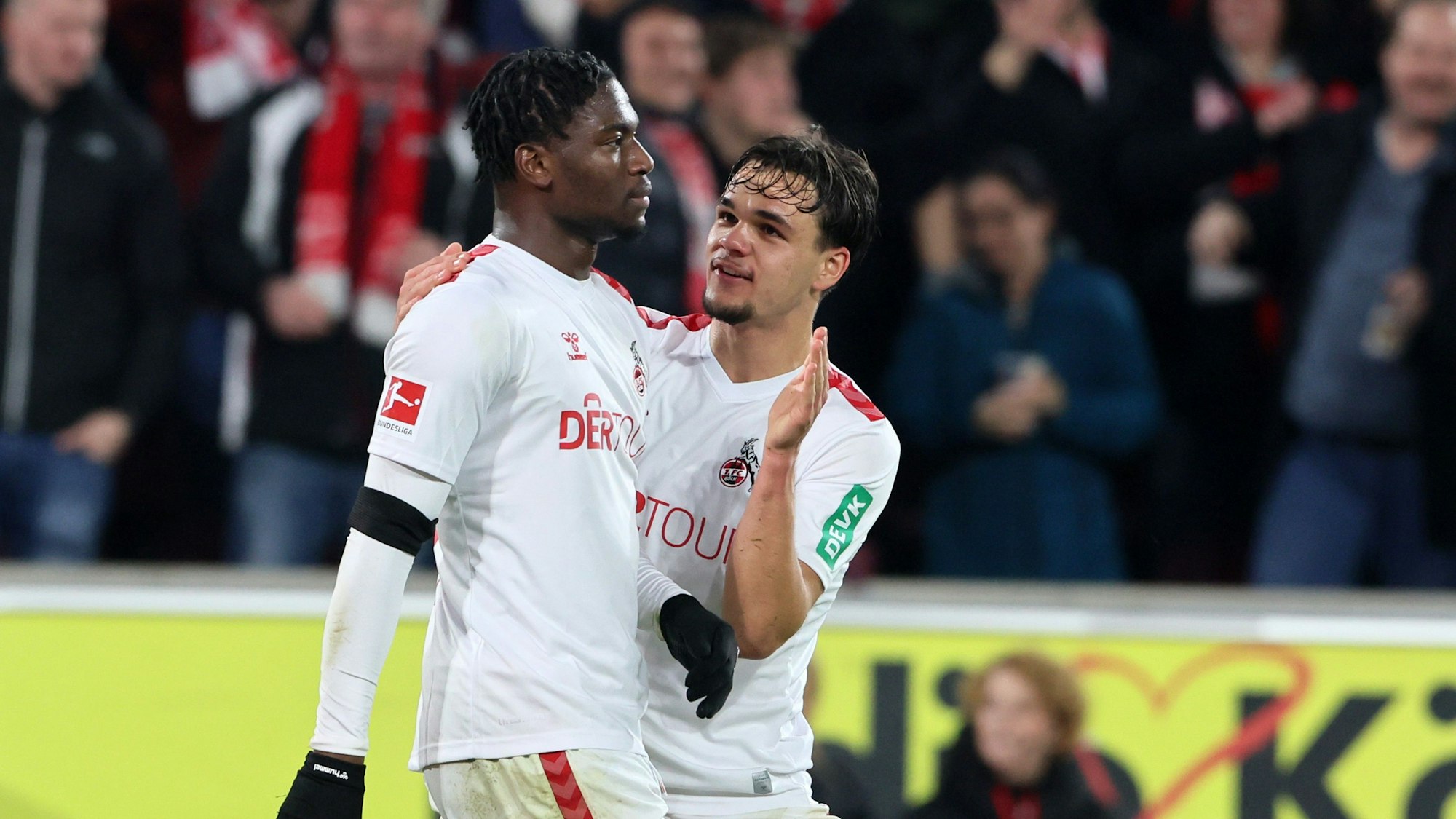 Kölns Talent Max Finkgräfe (r.) feiert mit Torschütze Faride Alidou das 1:0 gegen Frankfurt.