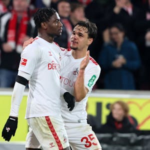 Kölns Talent Max Finkgräfe (r.) feiert mit Torschütze Faride Alidou das 1:0 gegen Frankfurt.
