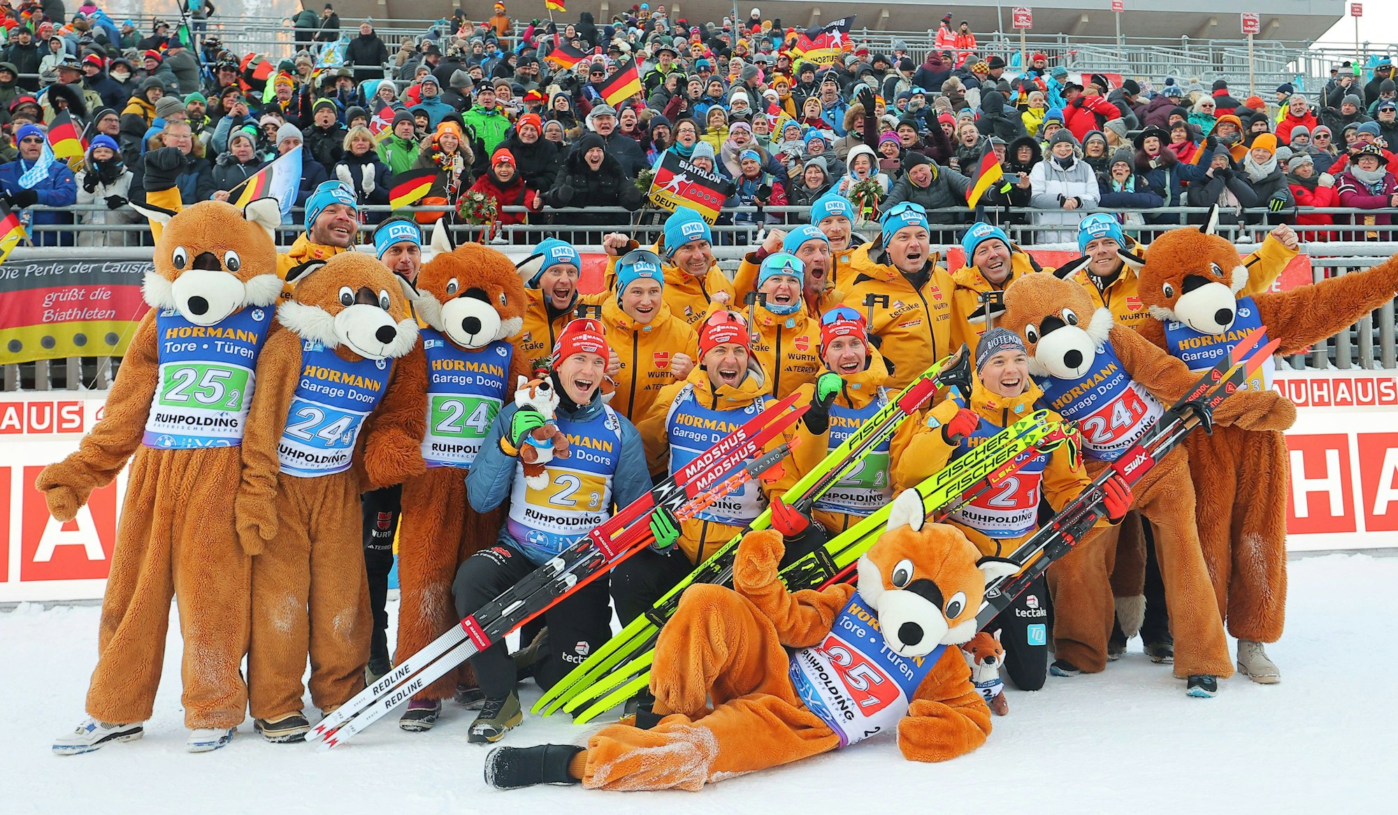 Die deutsche Biathlon-Staffel der Männer bejubelt mit den Maskottchen Platz zwei in Ruhpolding.