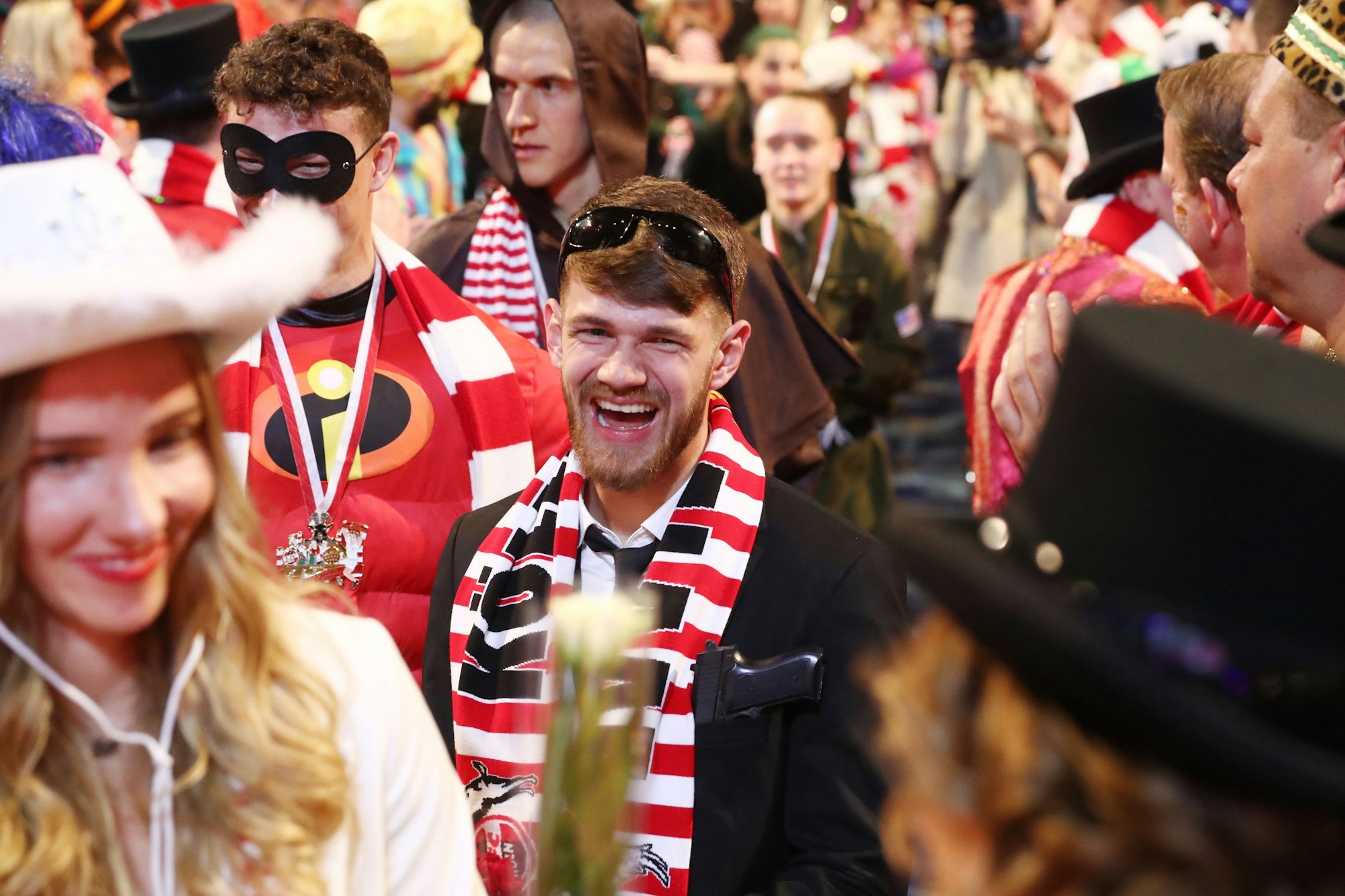 Jan Thielamnn und Eric Martel lachen fröhlich: Der 1. FC Köln feierte im Maritim in ausgelassener Stimmung.



