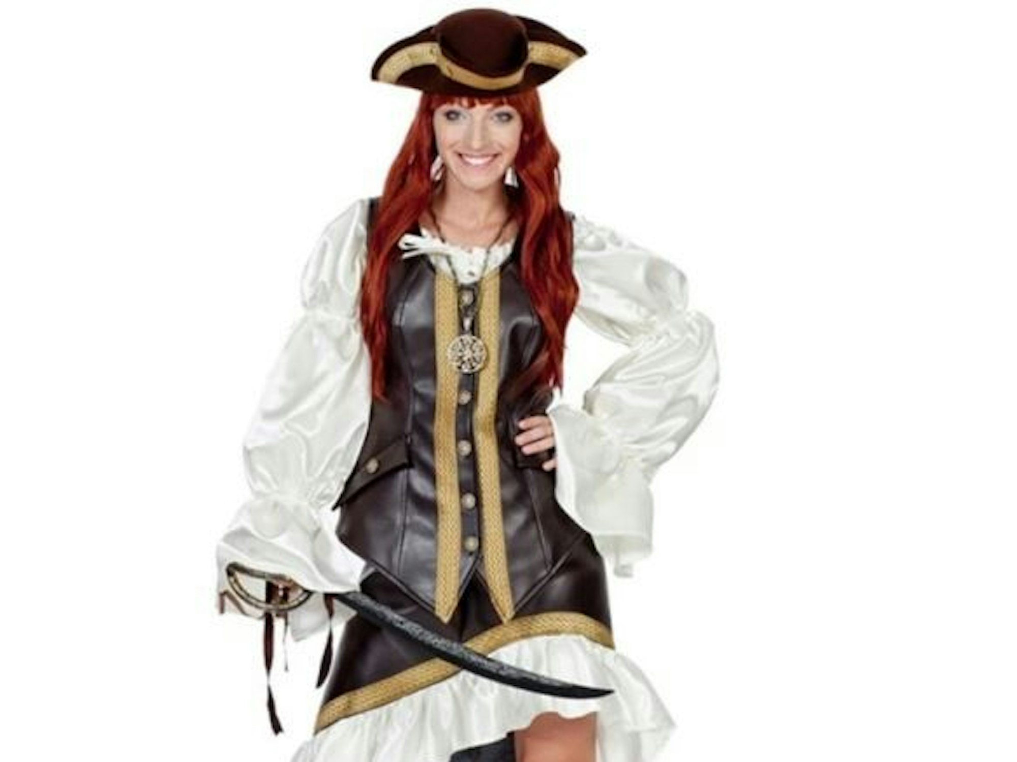 Eine Frau ist als Piratin verkleidet.