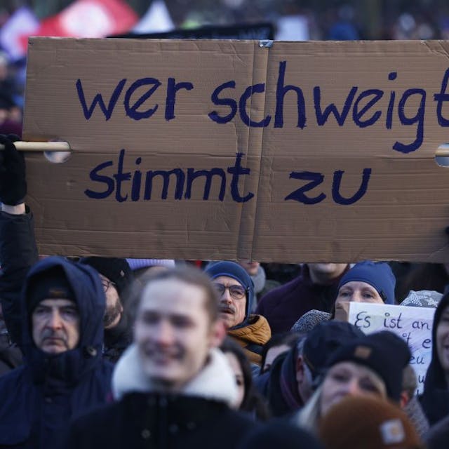 Menschen halten ein Schild in die Höhe bei einer Demo gegen Rechtsextremismus in Berlin.