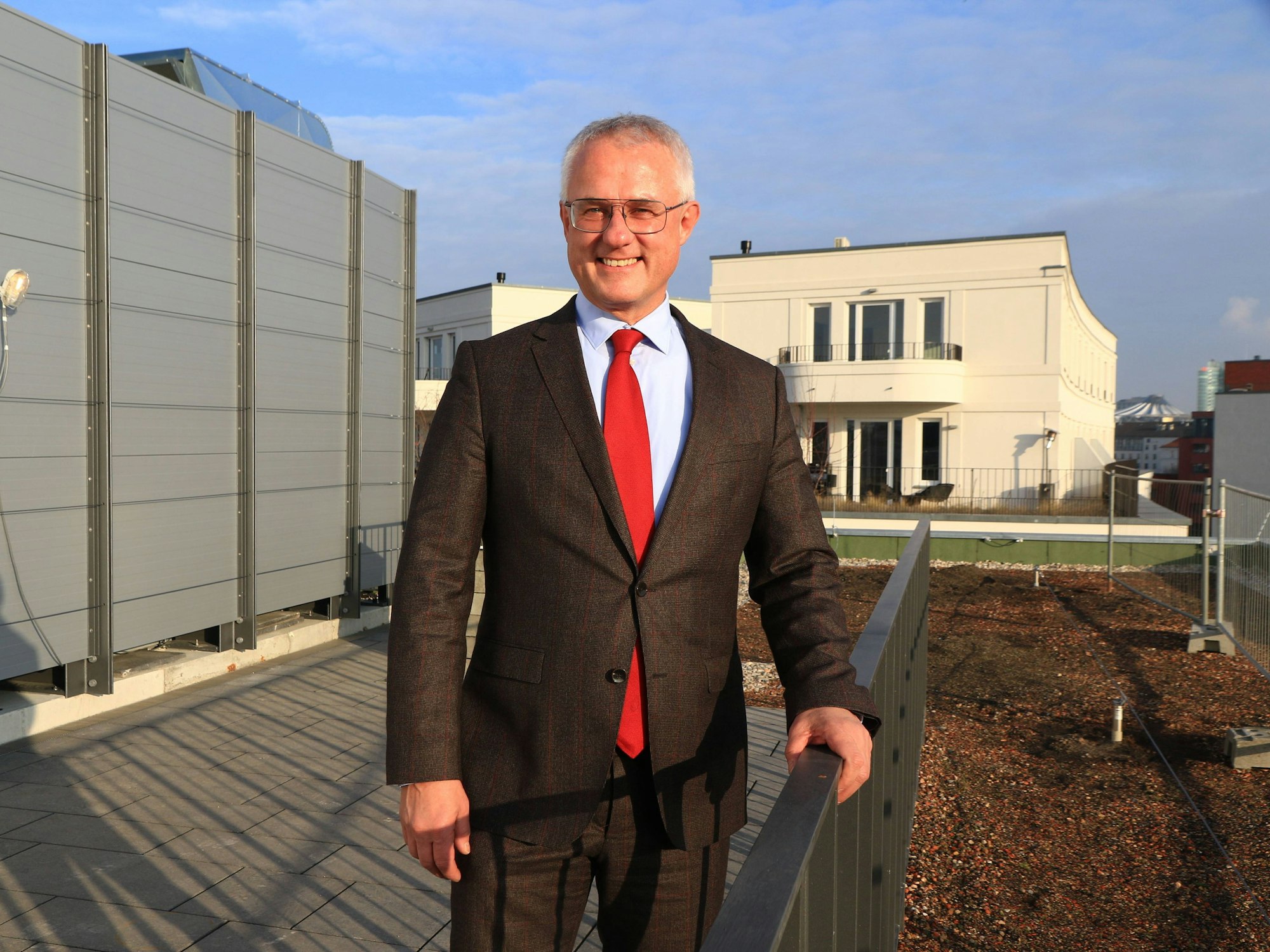 Peter Kurth, Präsident des BDE Bundesverband der Deutschen Entsorgungs-, Wasser- und Rohstoffwirtschaft  fotografiert auf dem Dach im Neubau vom Entsorgungsverband BDE.