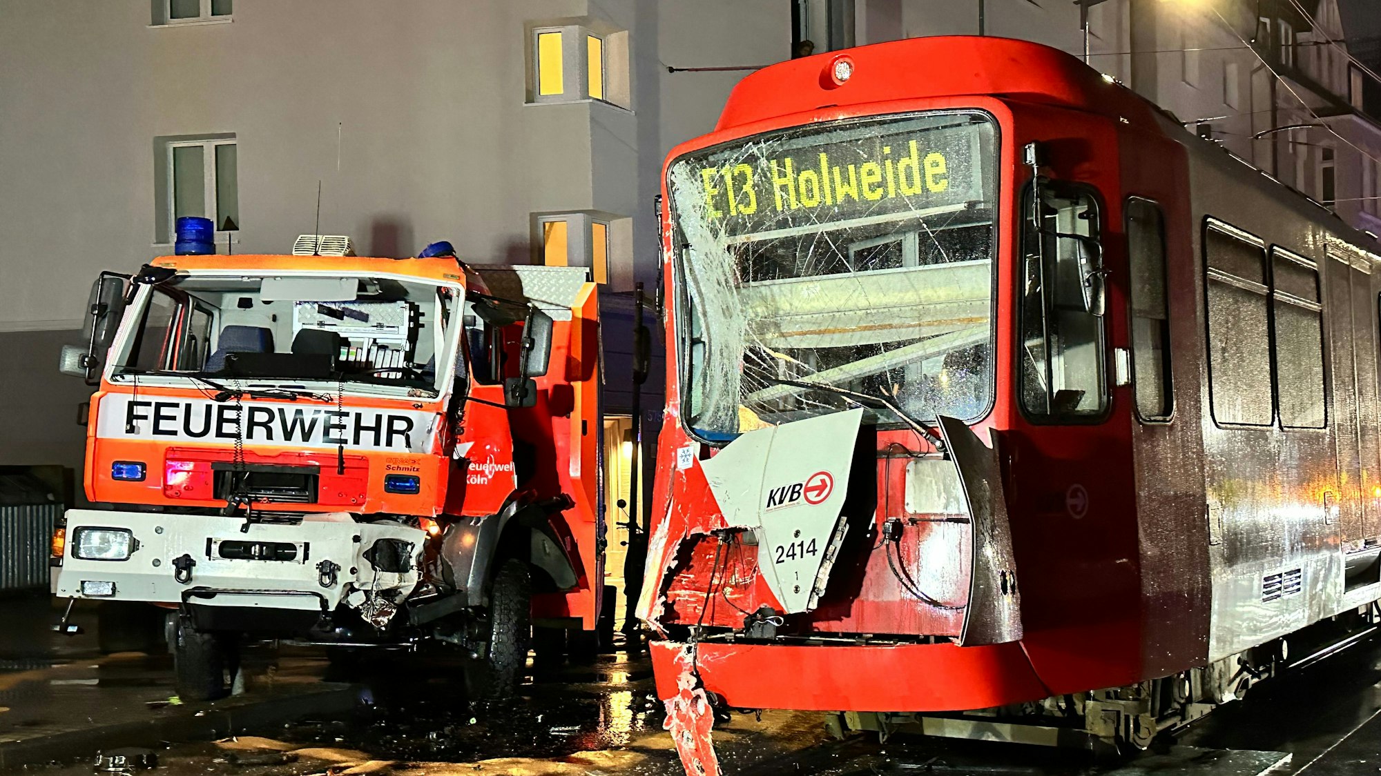 Der Feuerwehrwagen und die KVB-Stadtbahn sind nach dem Unfall nicht mehr fahrtüchtig.