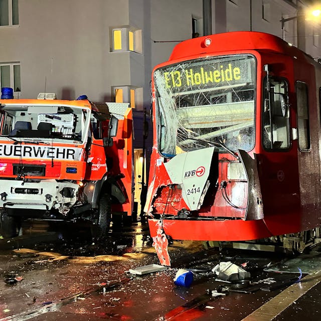 Der Feuerwehrwagen und die KVB-Stadtbahn sind nach dem Unfall nicht mehr fahrtüchtig.