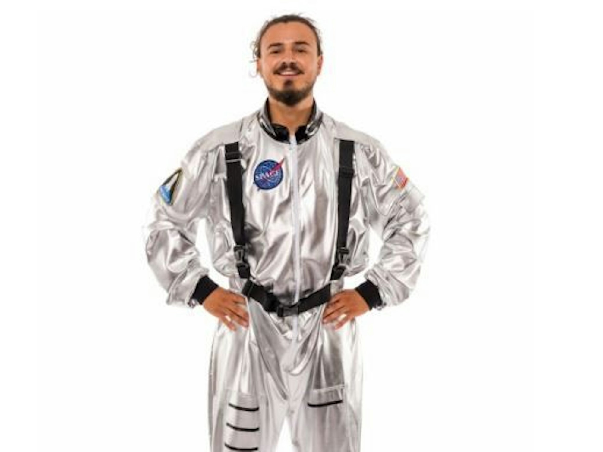 Ein Mann im Astronautenkostüm