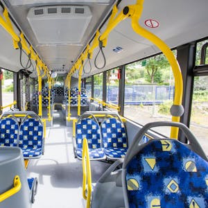 Blick in einen leeren Ovag-Bus.