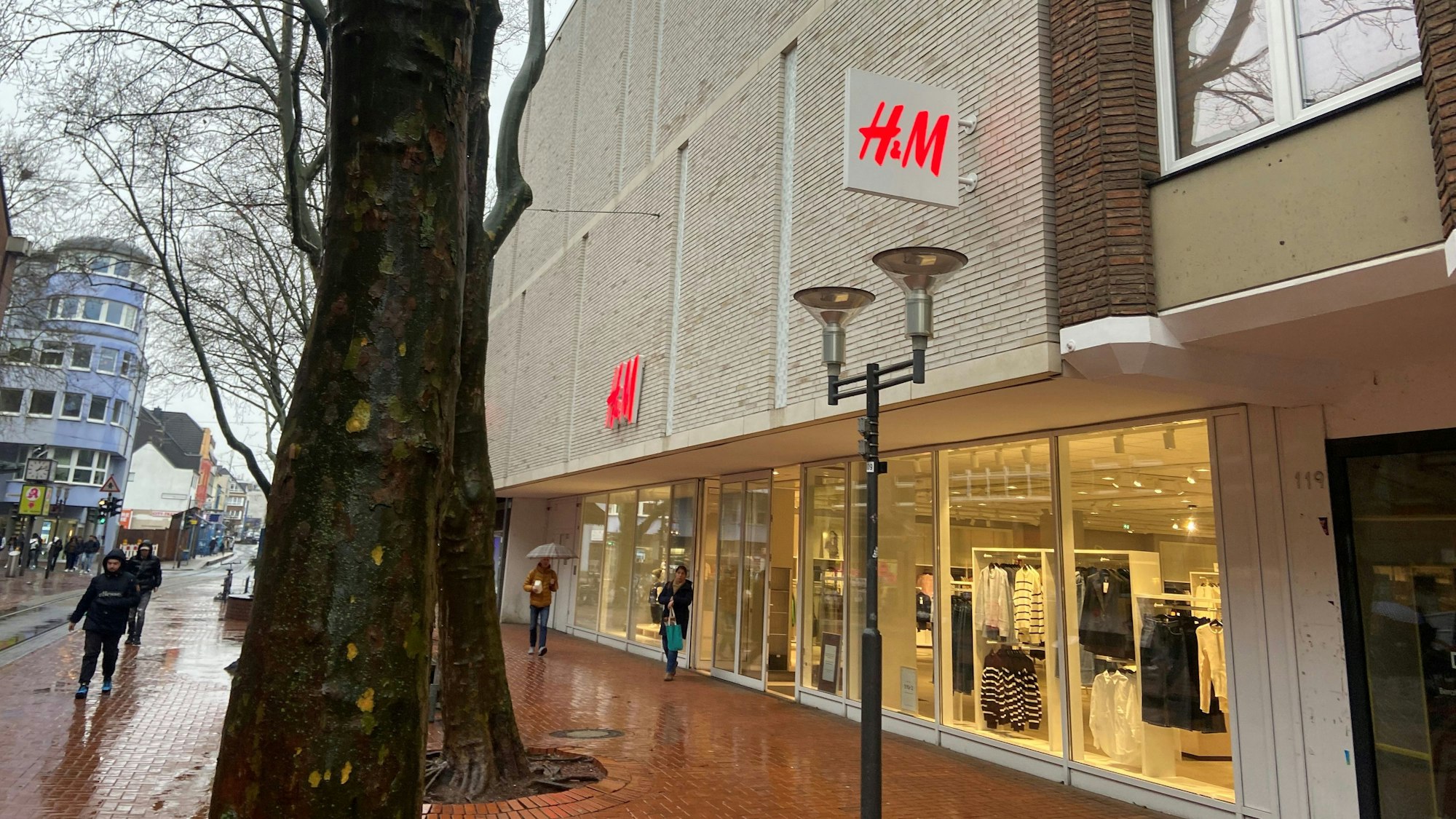 H&M-Filiale in der Fußgängerzone in Frechen von außen