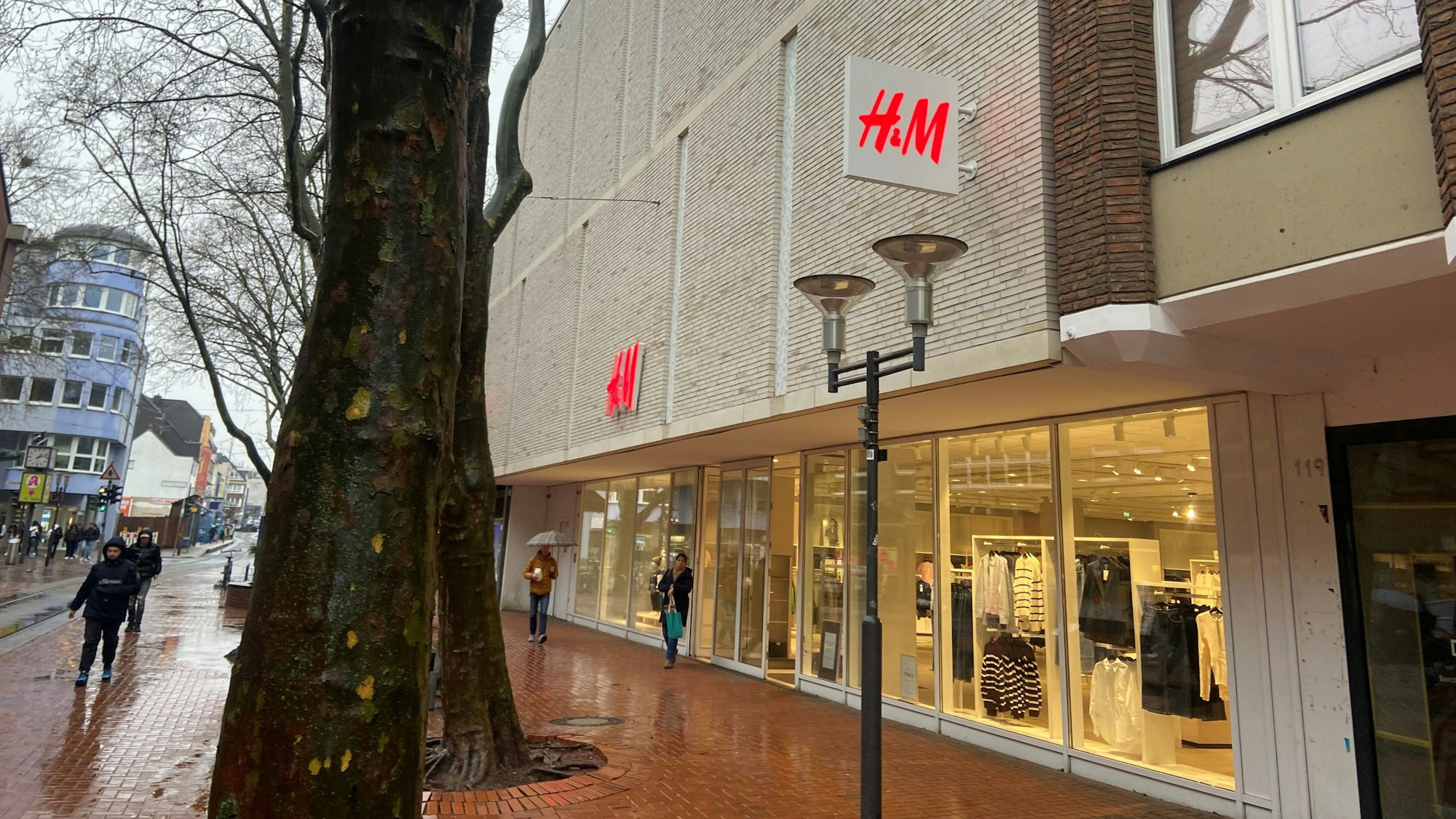 Auf dem Bild ist die H&M Filiale in Frechen zu sehen.