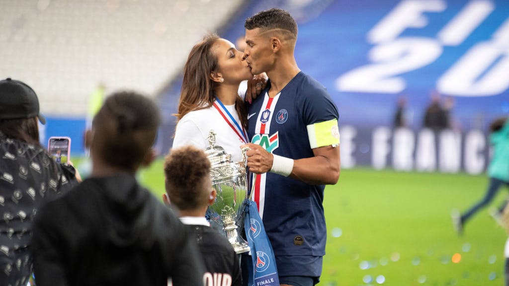 Thiago Silva und seine Ehefrau Isabelle da Silva küssen sich nach dem Gewinn des französischen Pokals mit PSG.