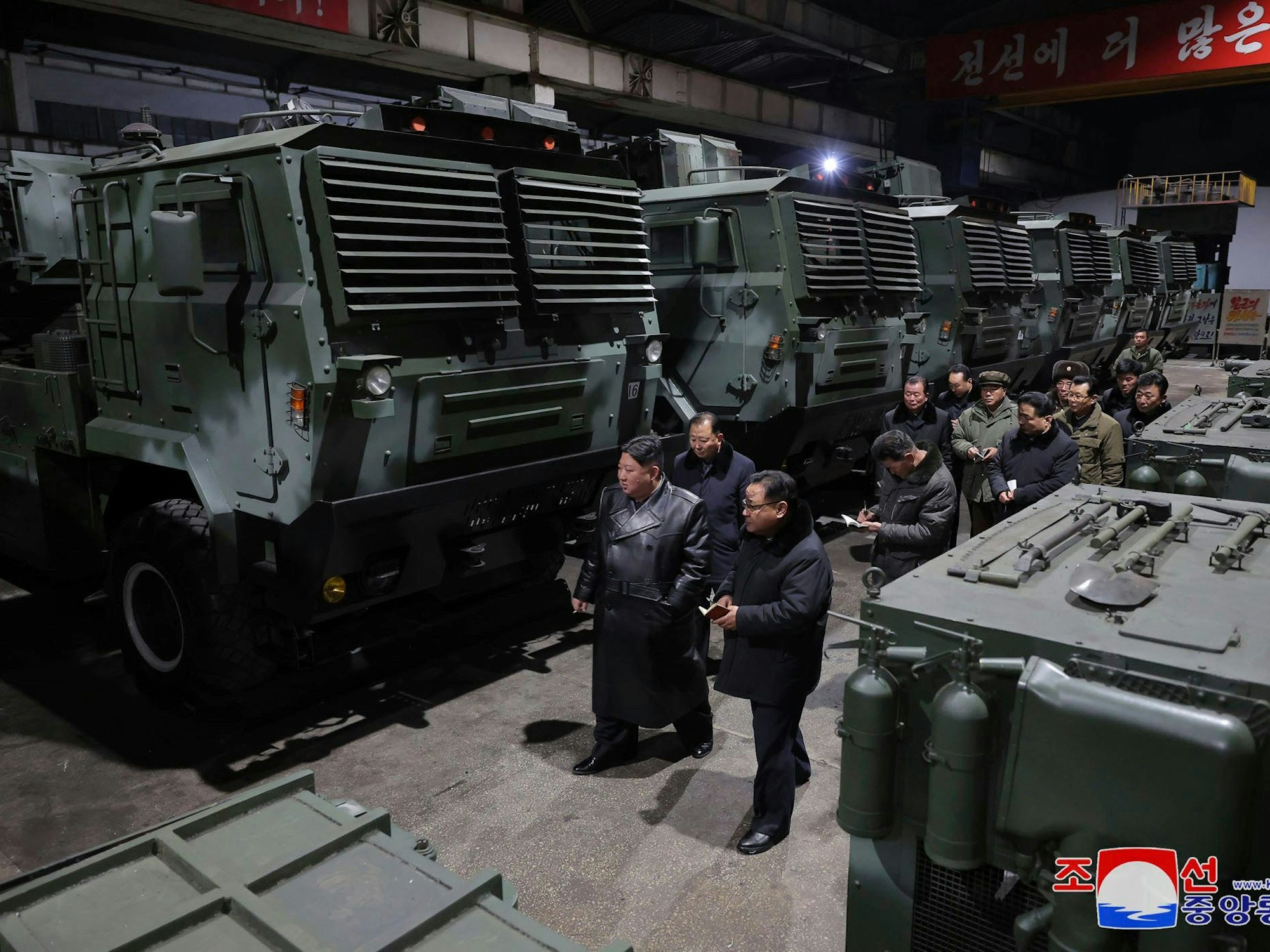 Auf diesem von der nordkoreanischen Regierung zur Verfügung gestellten Foto inspiziert der nordkoreanische Diktator Kim Jong Un (links) Anfang Januar 2024 Munitionsfabriken.