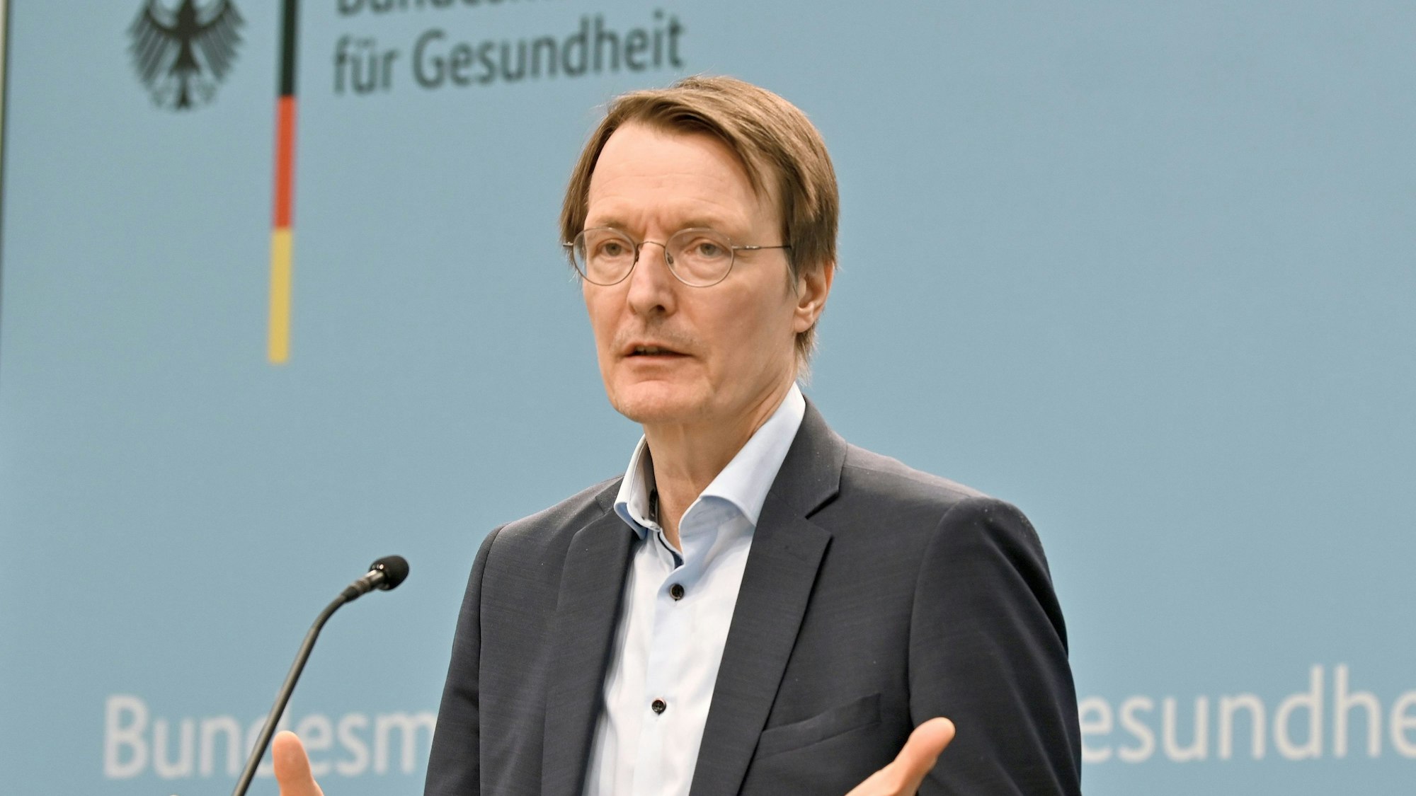Karl Lauterbach (SPD), Bundesminister für Gesundheit, nimmt an einer Pressekonferenz teil. Er spricht in ein Mikrofon.