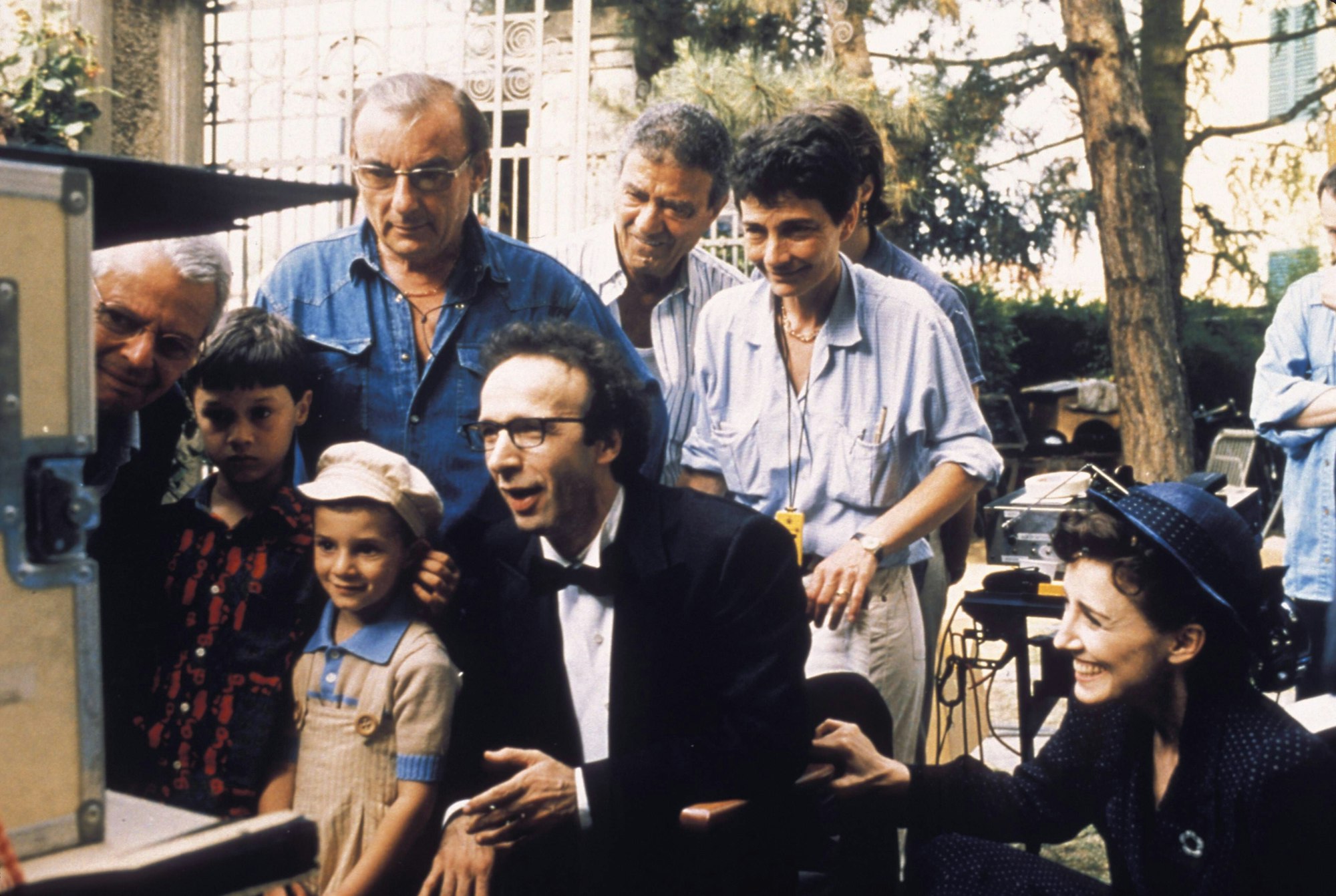 Giorgio Cantarini, Roberto Benigni und Nicoletta Braschi hinter den Kulissen vom Film "Das Leben ist schön". Das Bild entstand während der Dreharbeiten im Jahr 1997