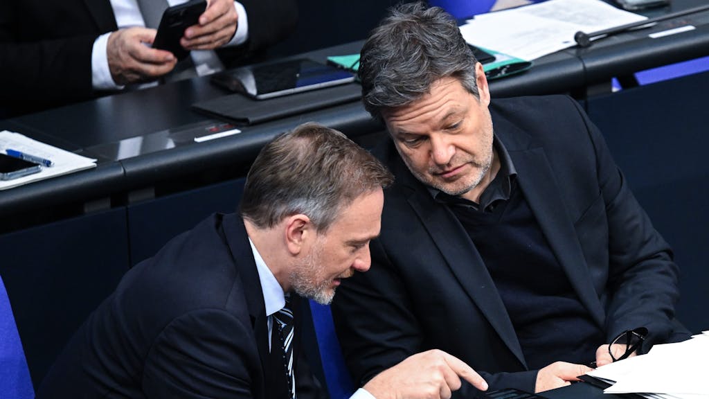Bundesfinanzminister Christian Lindner (l. ,FDP) und Vizekanzler Robert Habeck (Grüne) unterhalten sich Anfang Februar auf der Regierungsbank im Bundestag.
