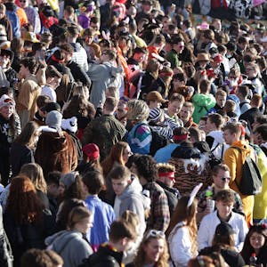 Mehrere Hundert Jugendliche feiern Karneval.