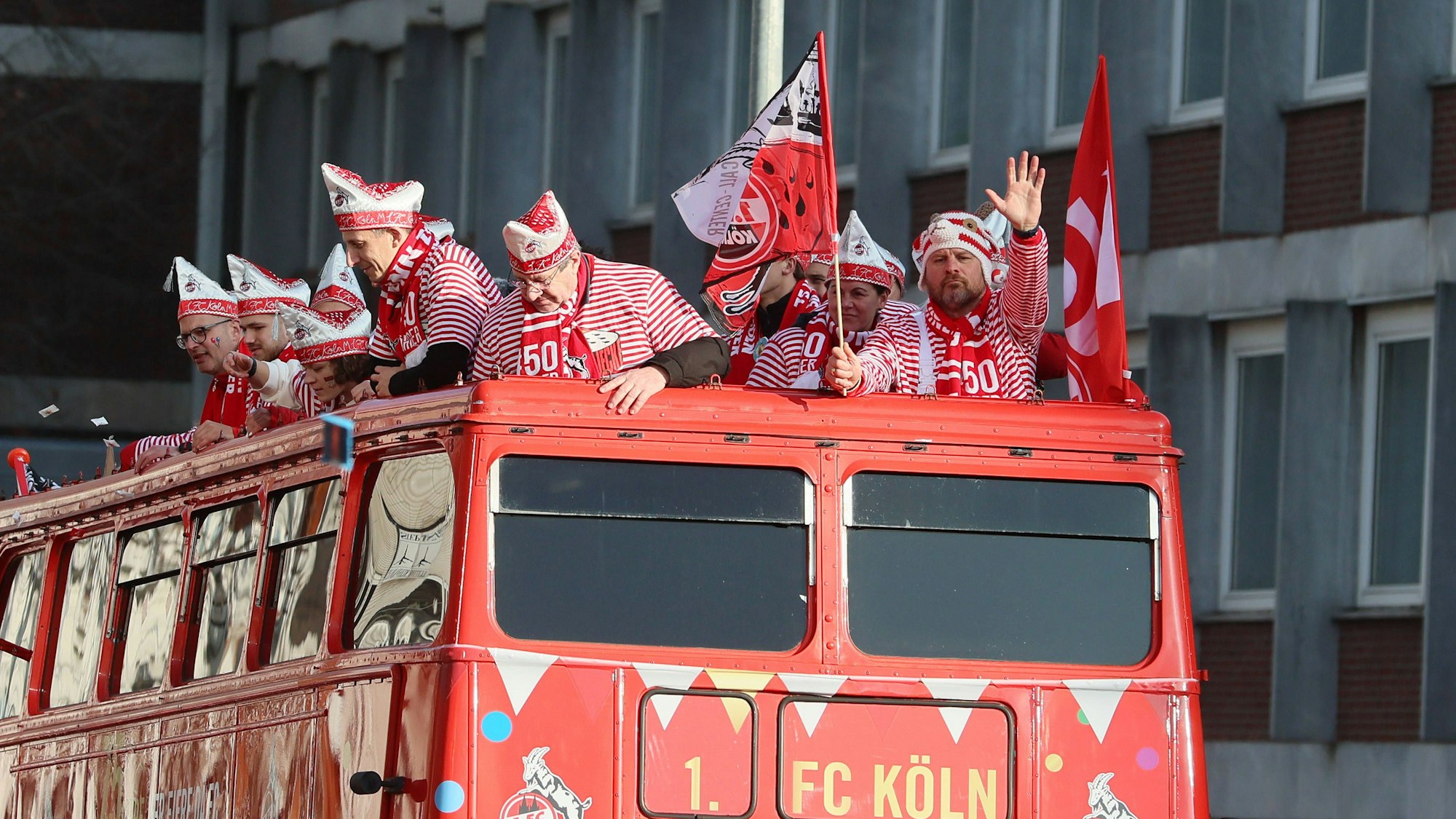 Im vergangenen Jahr noch mit Steffen Baumgart auf dem Festwagen: Der 1. FC Köln wird sich auch dieses Jahr am Rosenmontagszug beteiligen.