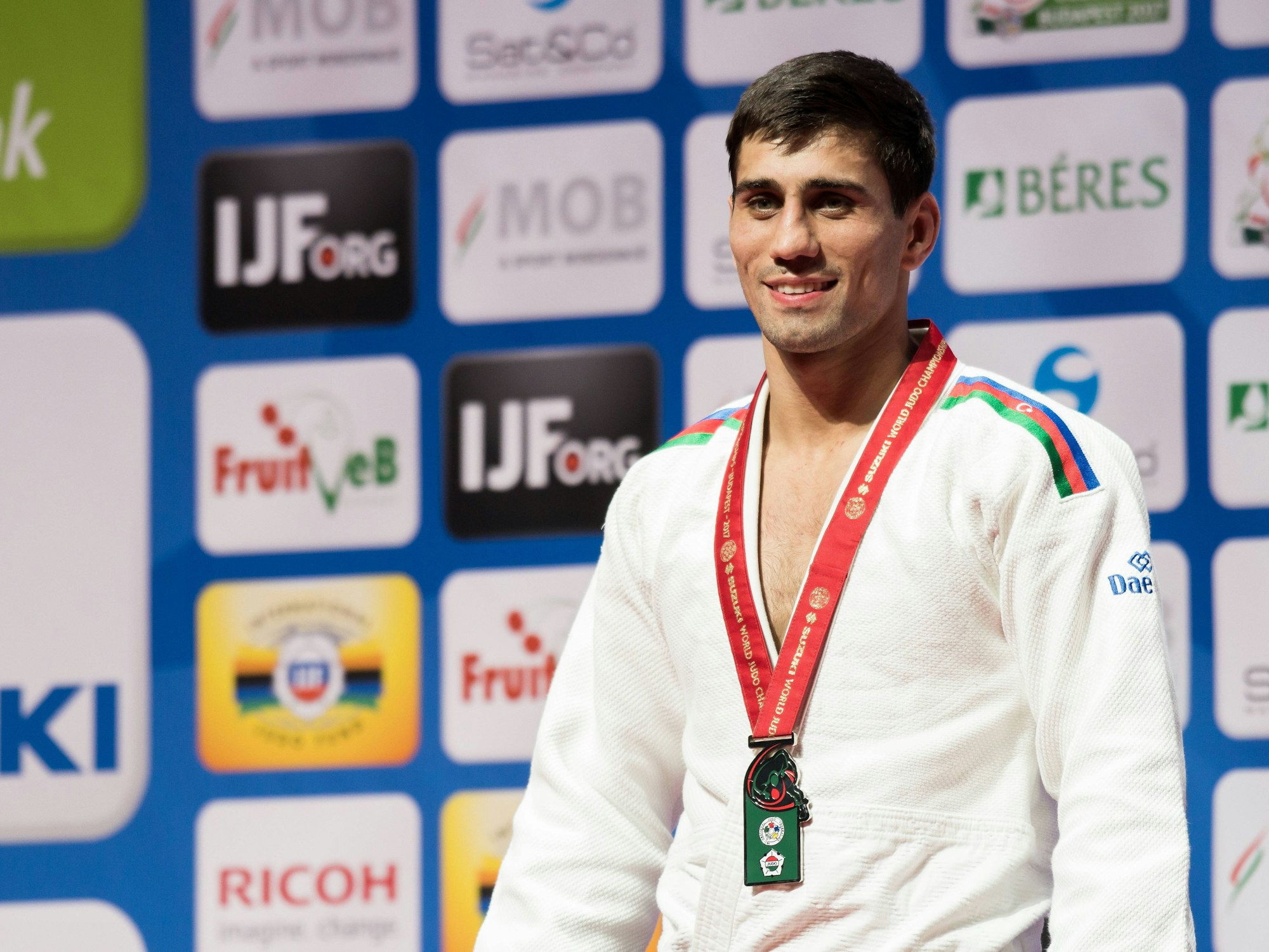 Rustam Orujov auf einer Pressekonferenz bei der Judo-Weltmeisterschaft 2017.