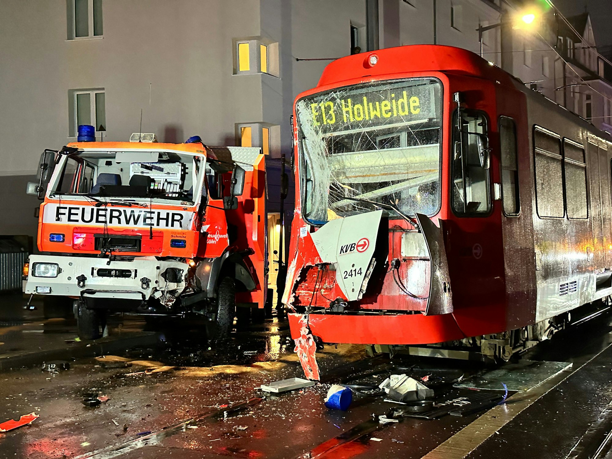 Ein demolierter Feuerwehrwagen und eine KVB-Bahn