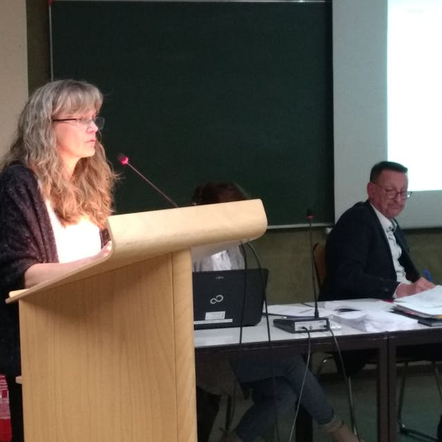Kämmerin Ulrike Detering erläutert den Haushaltsplan 2024. Bürgermeister Dirk Runge hört zu.