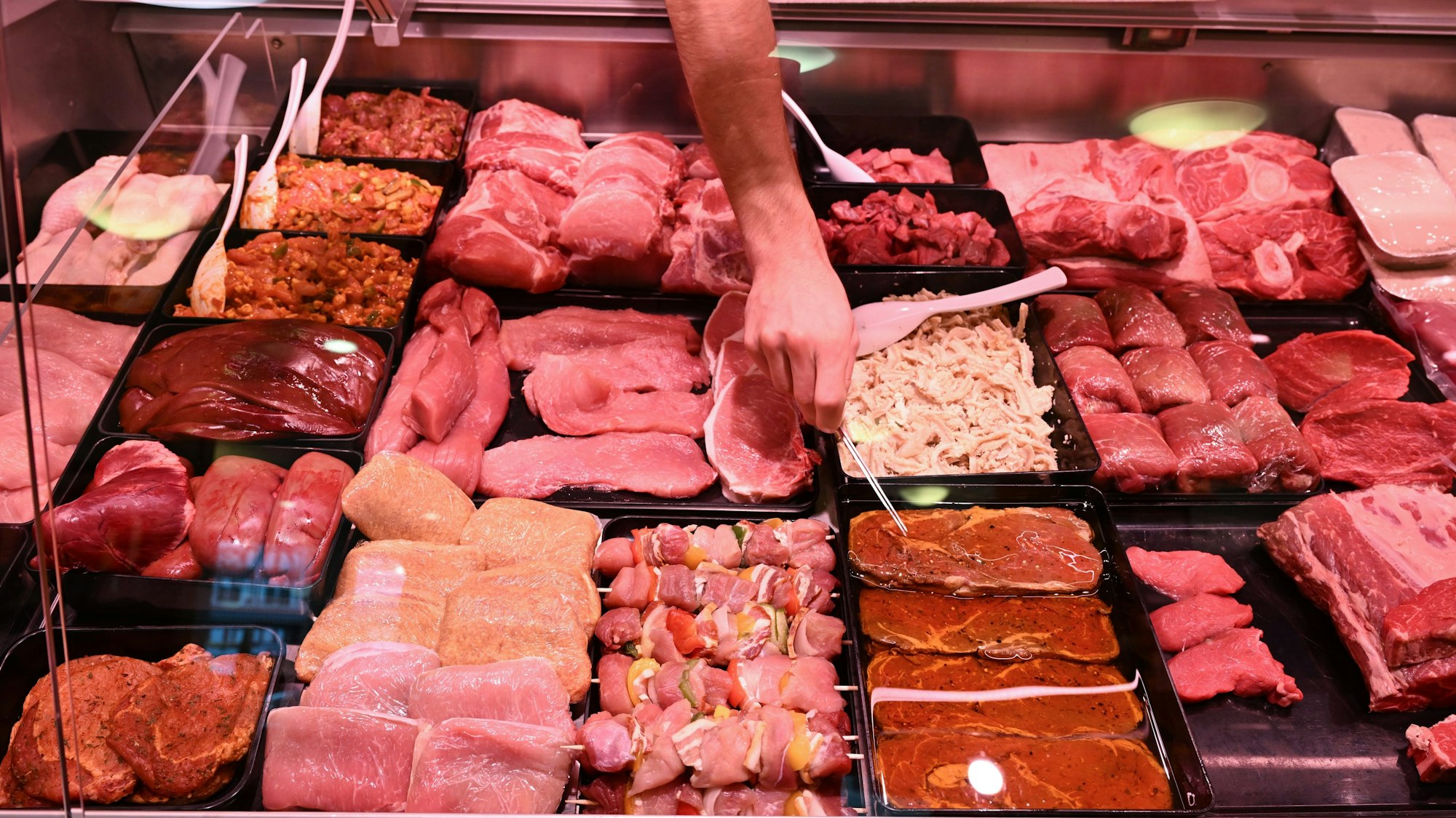Eine Fleischtheke in einer Metzgerei: Die Pläne für einen „Tierwohlcent“ als Preisaufschlag für Fleisch im Supermarkt werden konkreter.