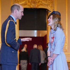 Prinz William zeichnet ehemalige Fußballspielerin Ellen White-Convery mit dem Commander of the Order of the British Empire aus.