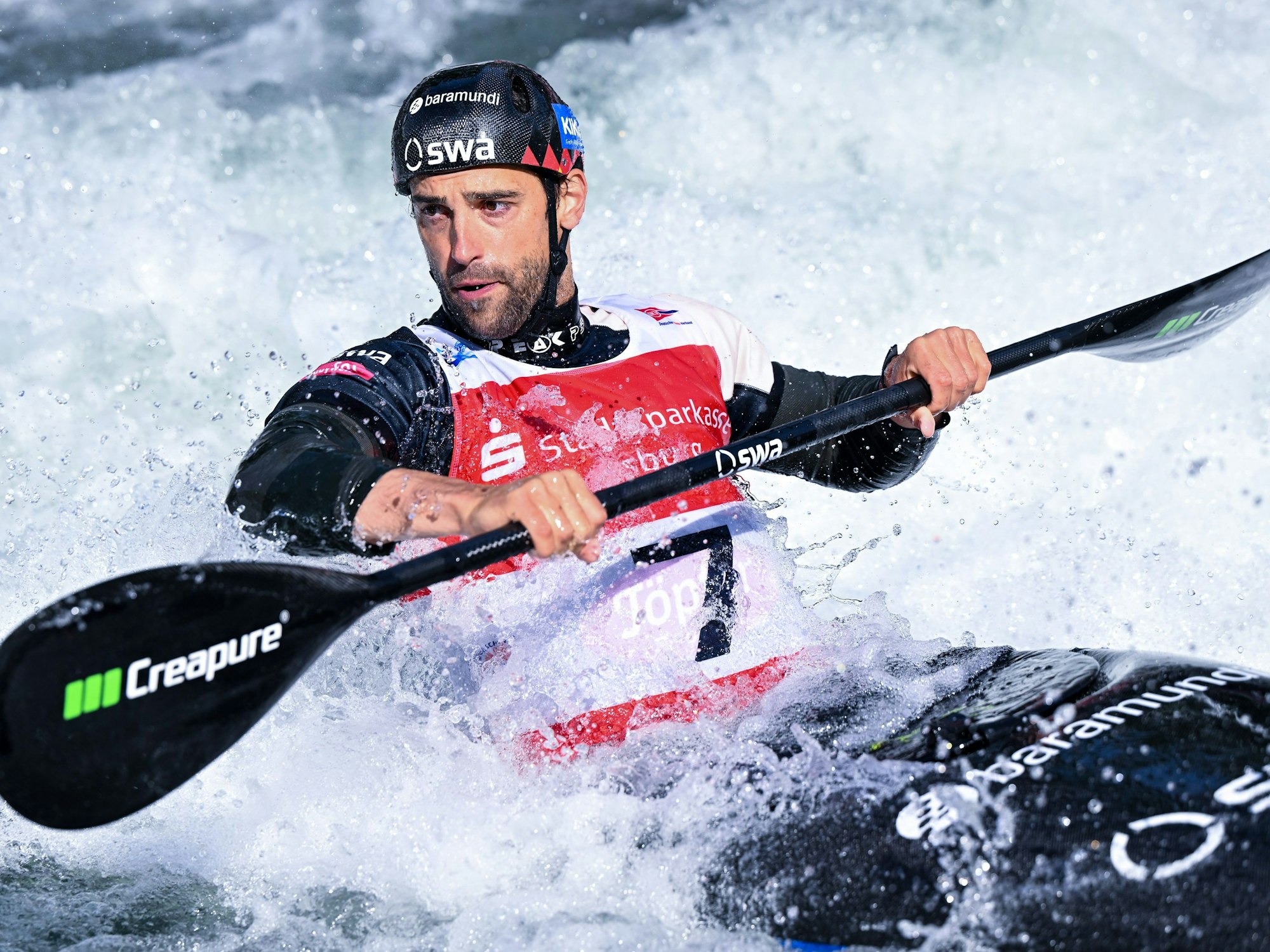 Hannes Aigner in seinem Kanu während eines Weltcups.