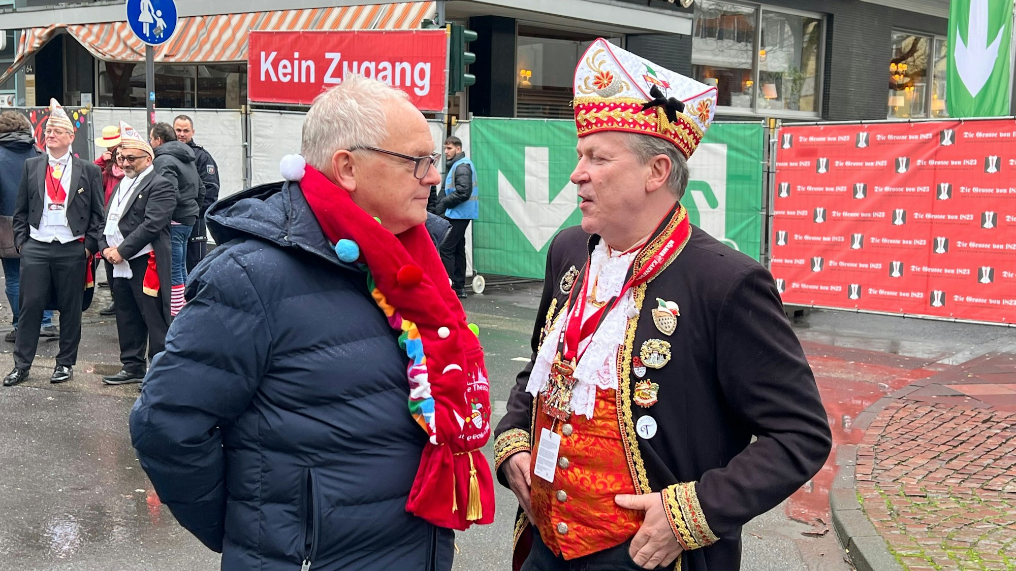 Polizeipräsident Johannes Hermanns (links) und Christoph Kuckelkorn beim Straßenfest