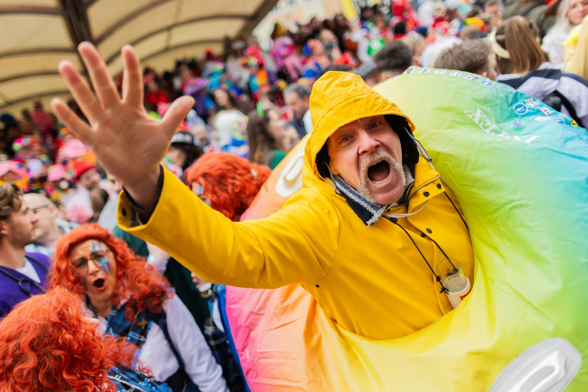 08.02.2024, Nordrhein-Westfalen, Köln: Karnevalisten feiern an Weiberfastnacht die Eröffnung des Straßenkarnevals auf dem Alter Markt. Foto: Rolf Vennenbernd/dpa +++ dpa-Bildfunk +++