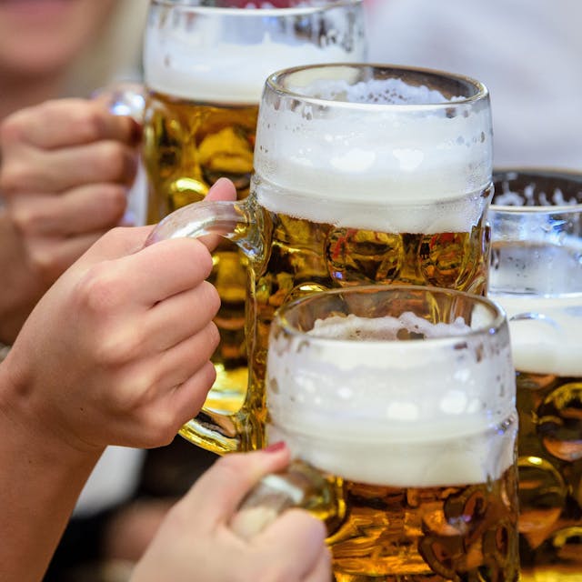 Bierkrüge auf dem Oktoberfest: Deutsches Bier ist stärker als britisches, daher warnt die Regierung offiziell vor dem Stoff.