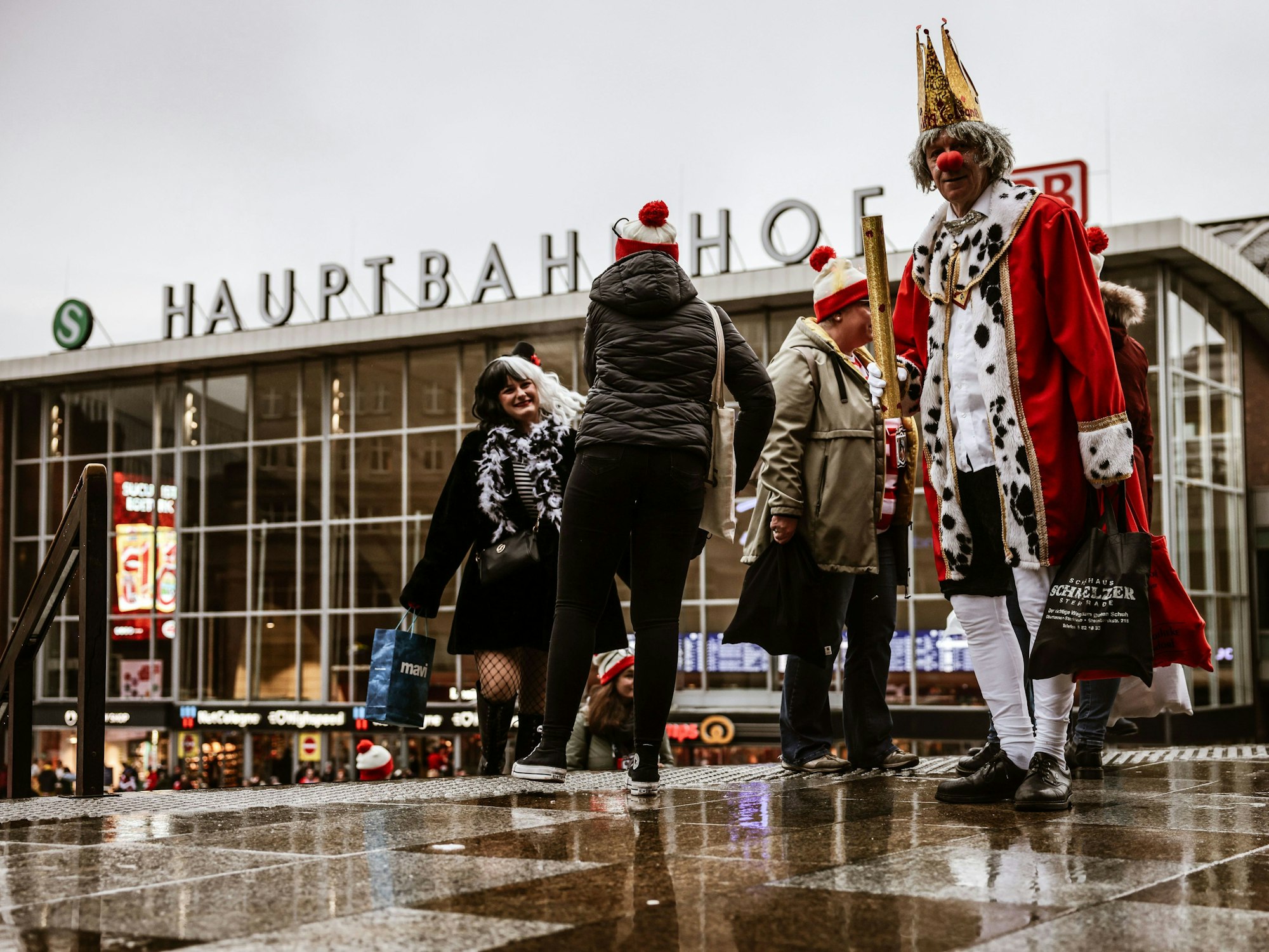 Karnevalisten kommen am Hauptbahnhof an.