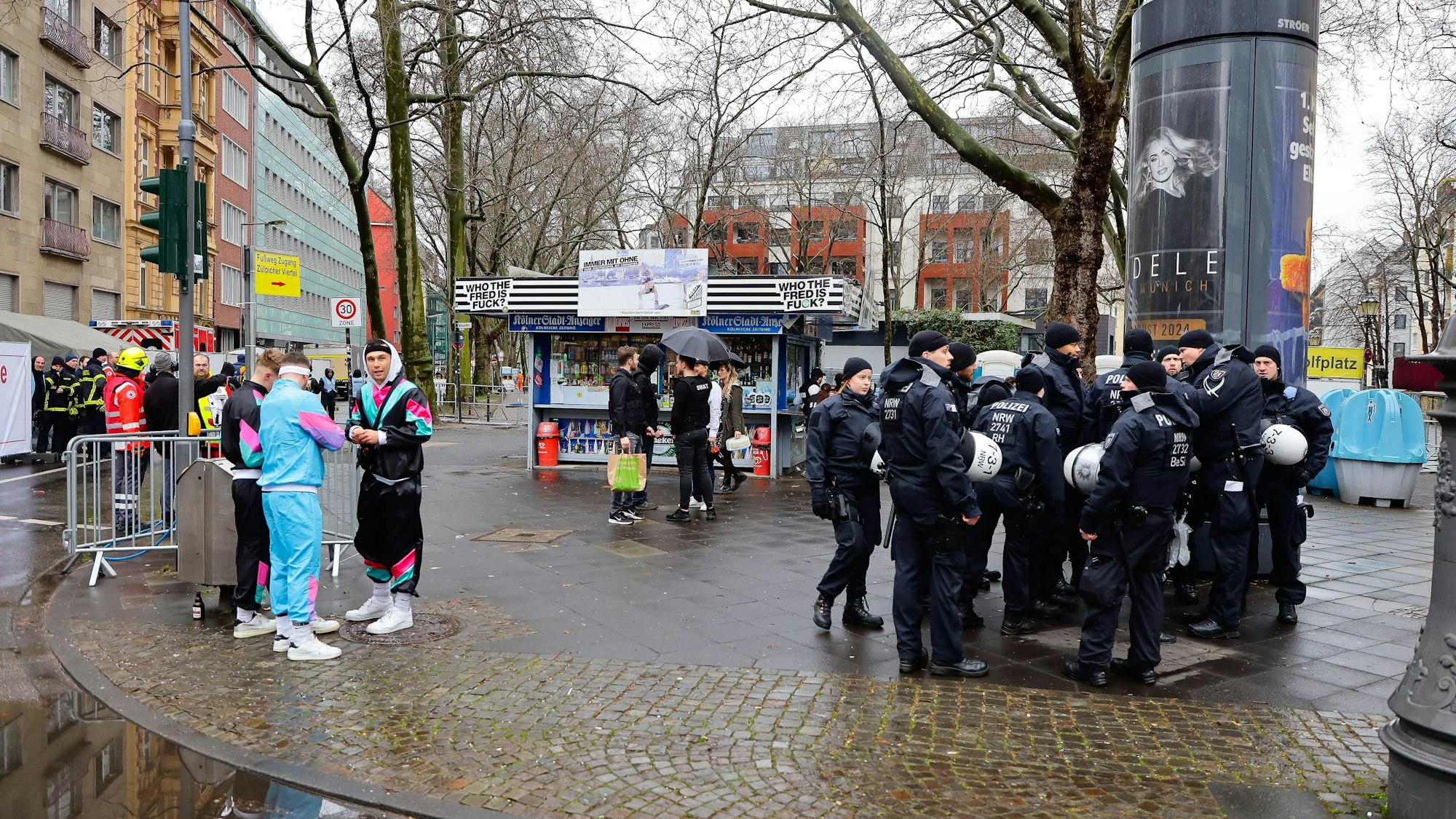 Polizeibeamte stehen auf dem Rathenauplatz. Die Polizei will mit rund 1500 Beamten im Einsatz sein.