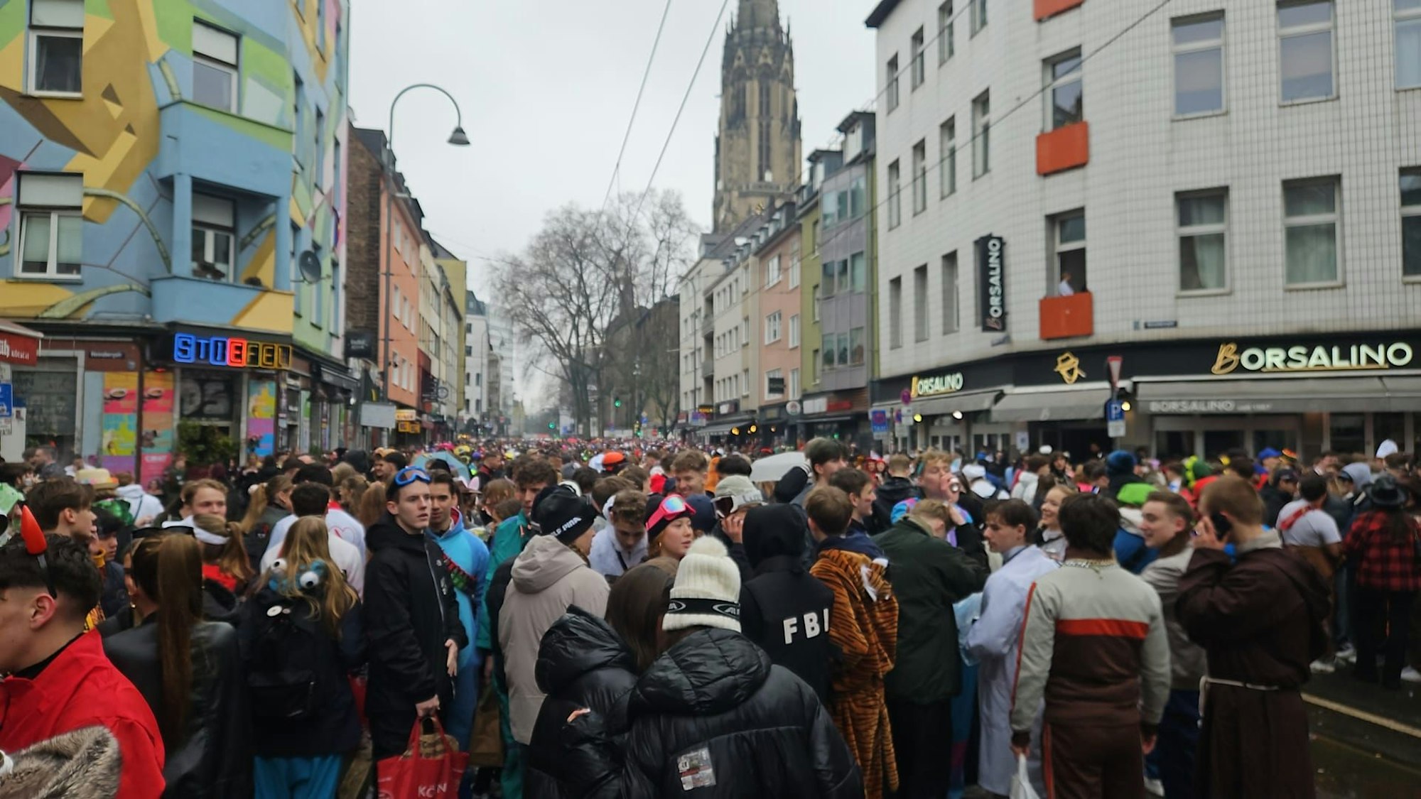 Überblick über die Feiernden auf der Zülpicher Straße in Köln.