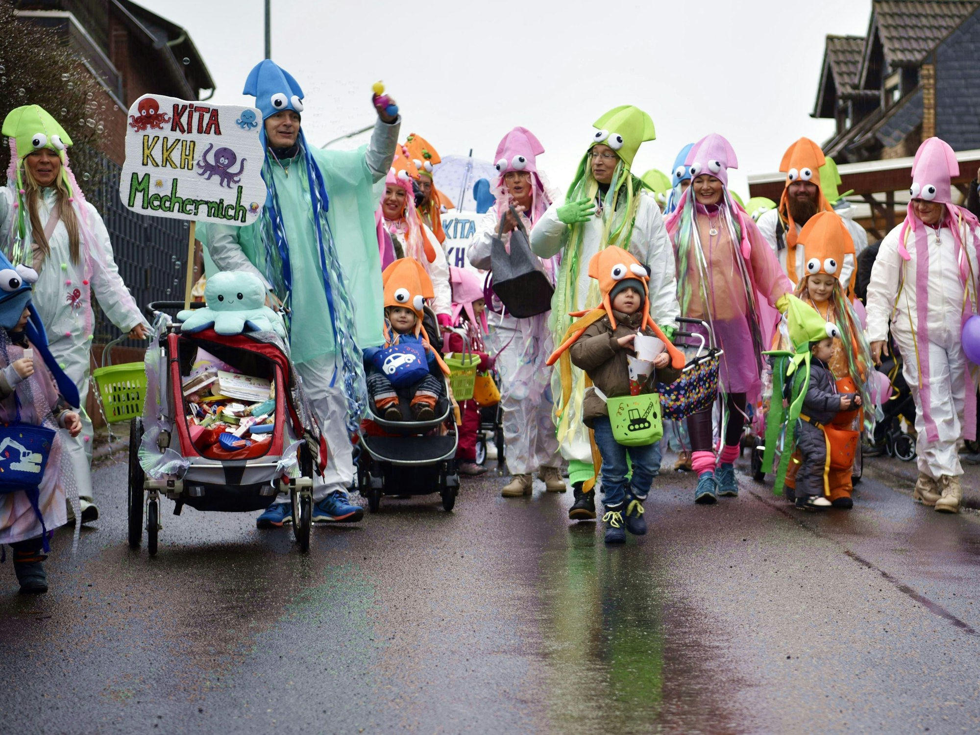 Zufällig passend zum Wetter kostümiert zogen die Kinder, Eltern und Erzieherinnen der Krankenhaus-Kita als Kraken durch die Straßen.
