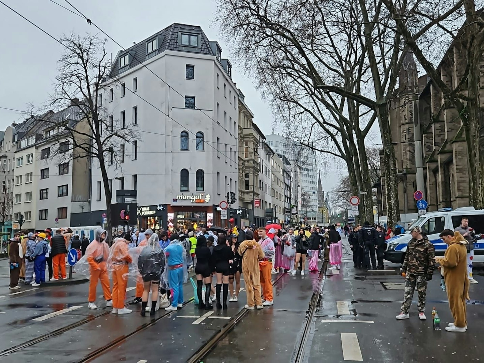 Viele verkleidete Menschen kommen zur Zülpicher Straße in Köln.