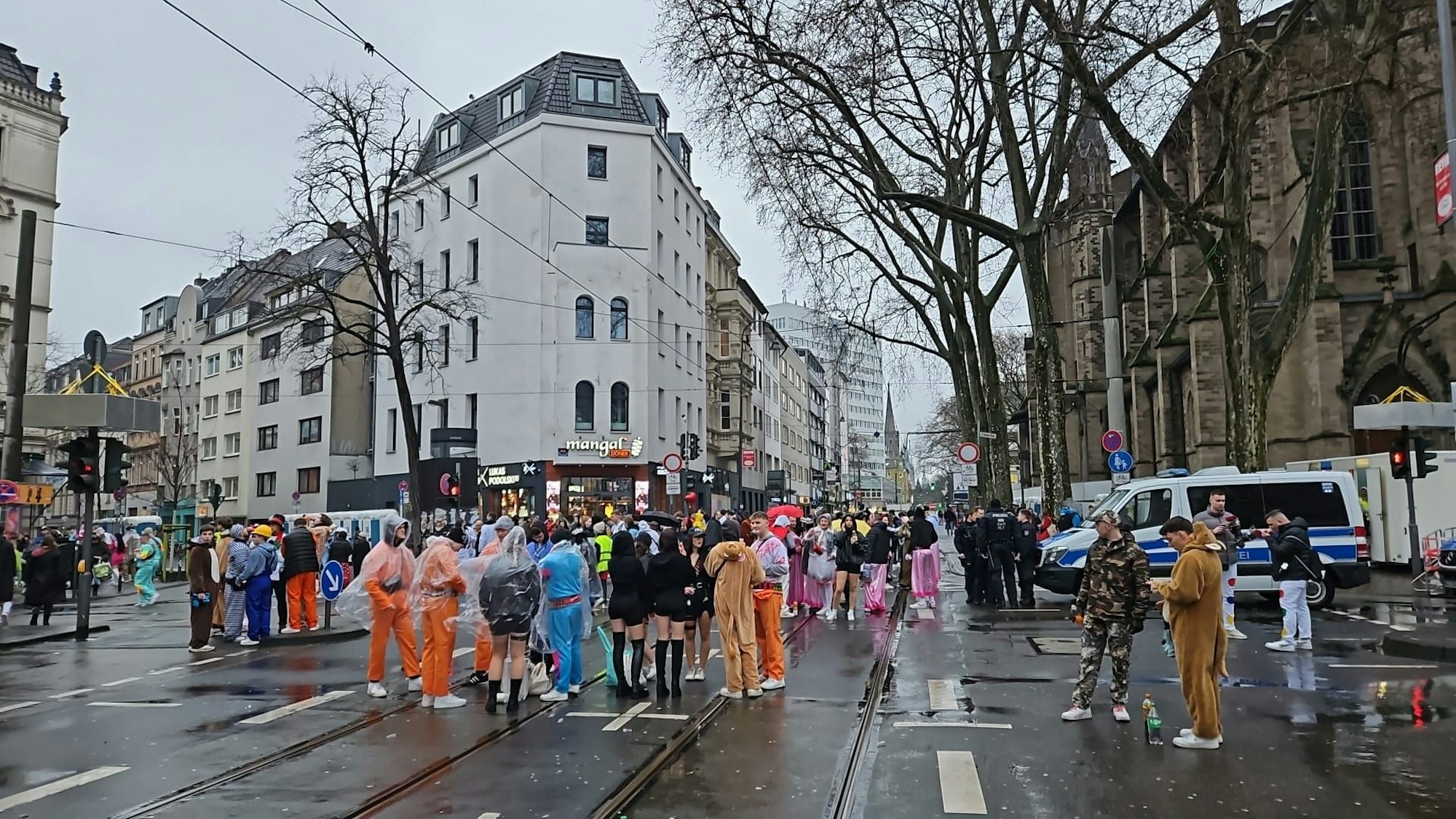 Viele Menschen stehen schon am Morgen auf der Zülpicher Straße in Köln.