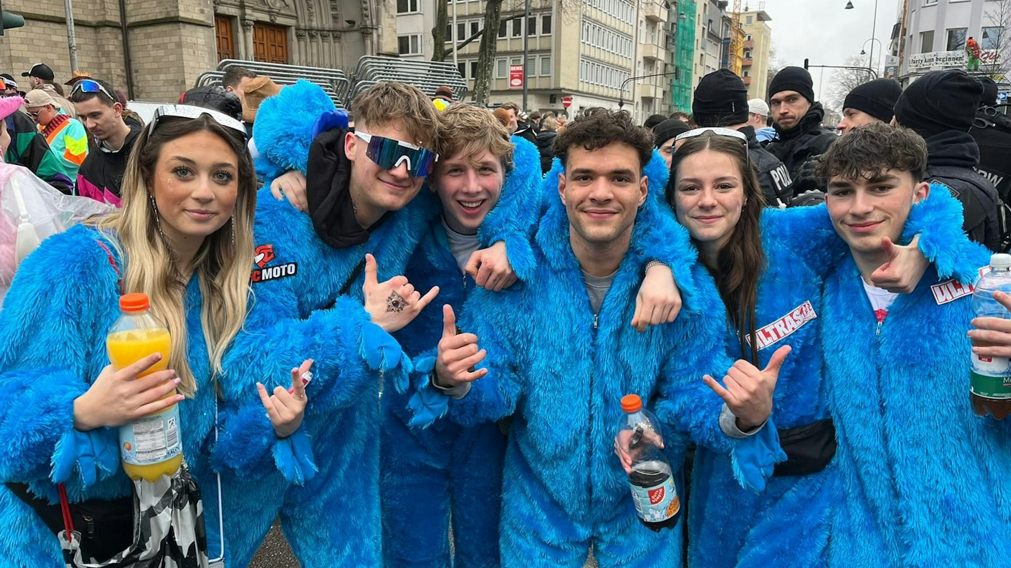 Sechs Menschen als Krümelmonster verkleidet im Karneval.