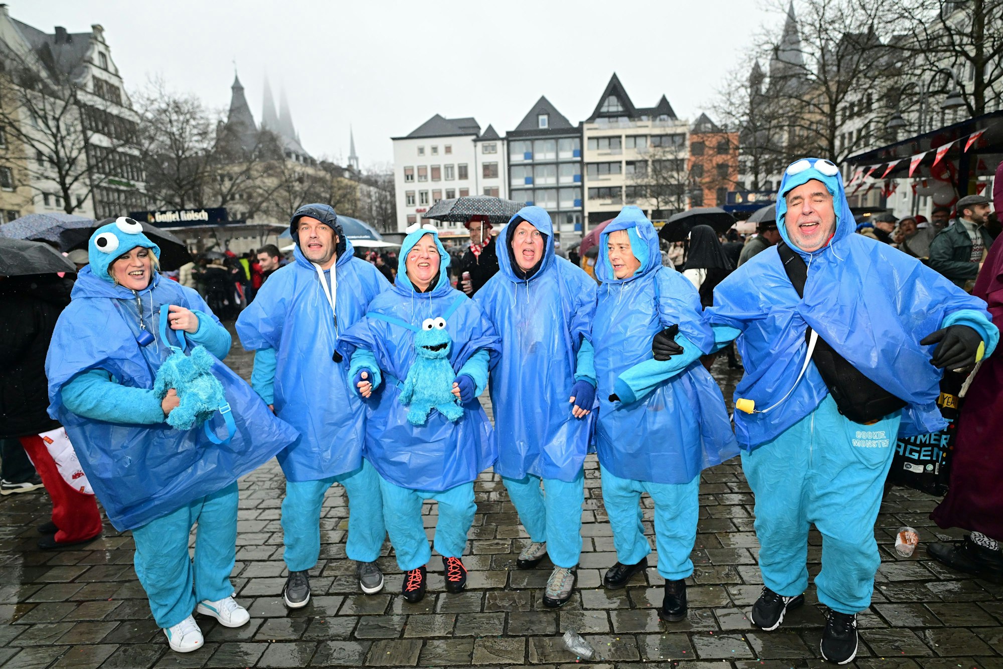 In Köln sind regenfeste Verkleidungen heute der Renner.