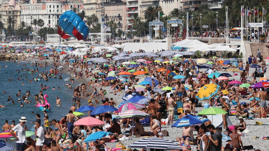 Badegäste kühlen am Strand entlang der «Promenade des Anglais» ab.&nbsp;