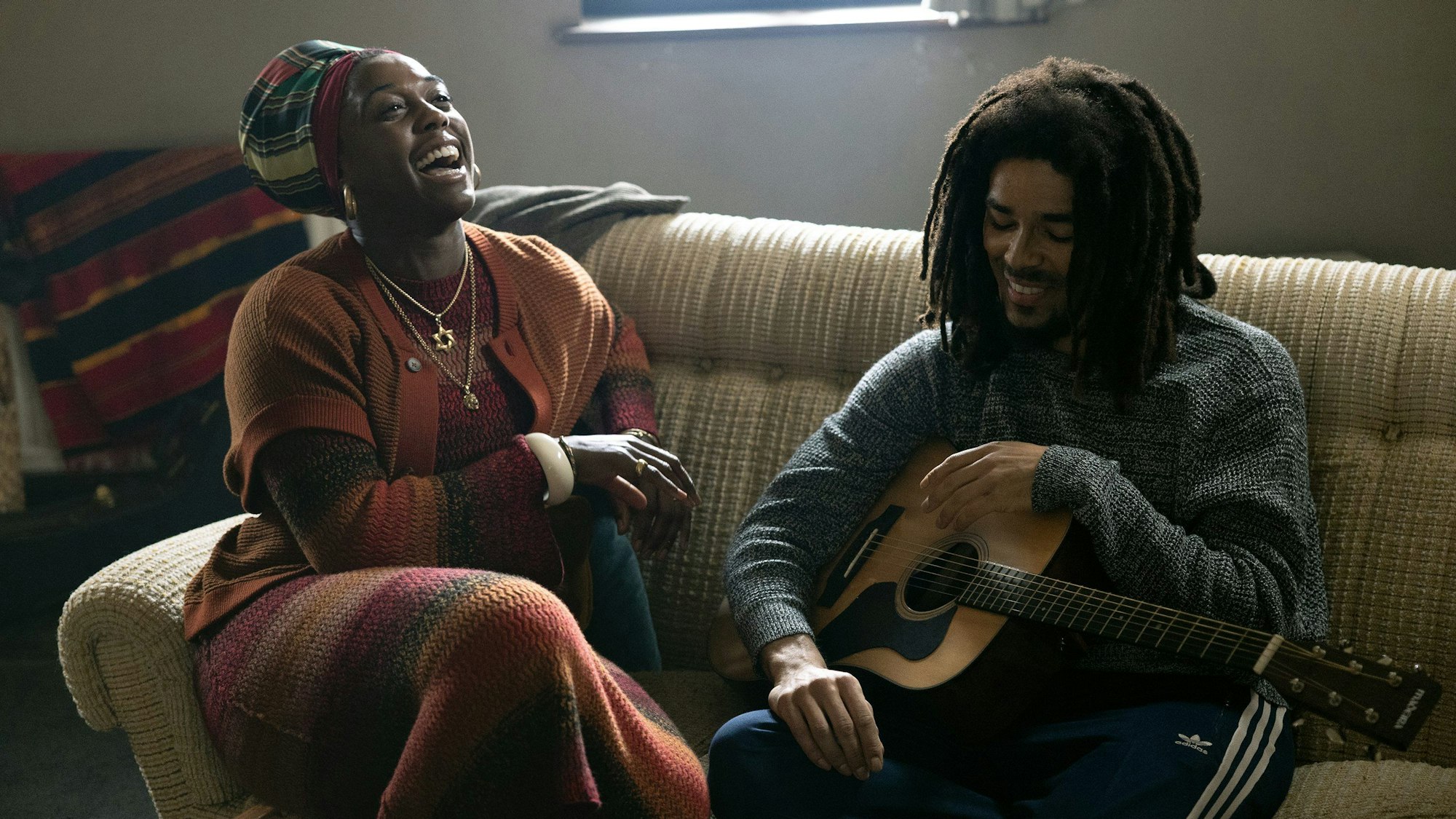 Lashana Lynch als Rita Marley und Kingsley Ben-Adir als Bob Marley in einer Szene des Films «Bob Marley: One Love». Der Film kommt am 15.02.2024 in die deutschen Kinos.