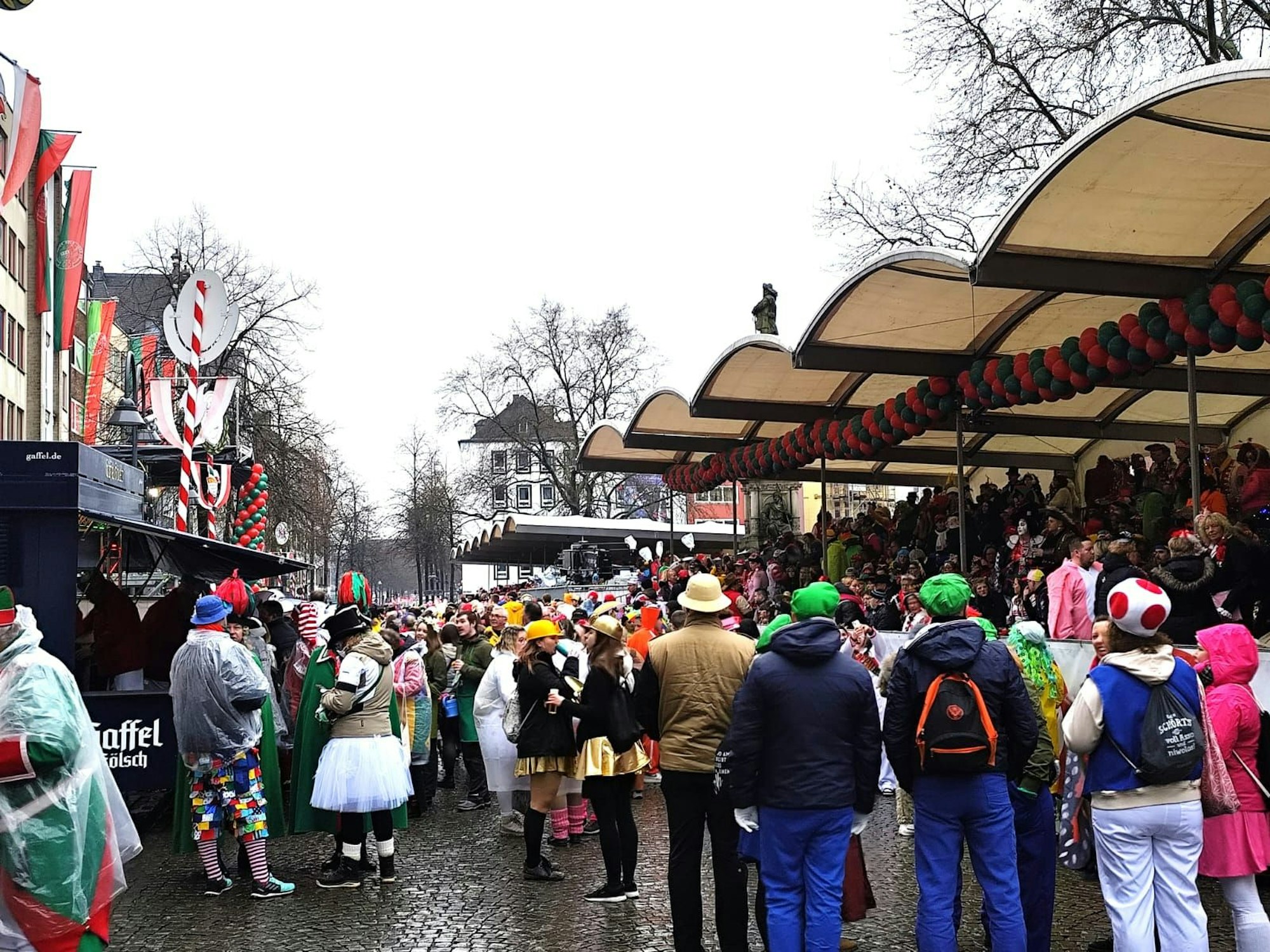 Menschen feiern Karneval in der Kölner Altstadt.