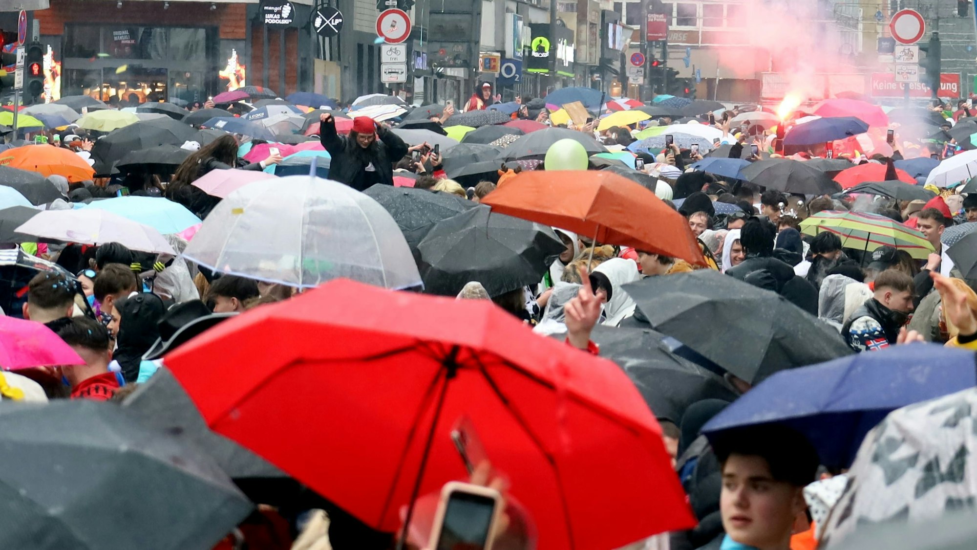 Der Regenschirm gehört am Mittag zum zwingenden Accessoire von jedem, der auf der Straße feiern möchte.