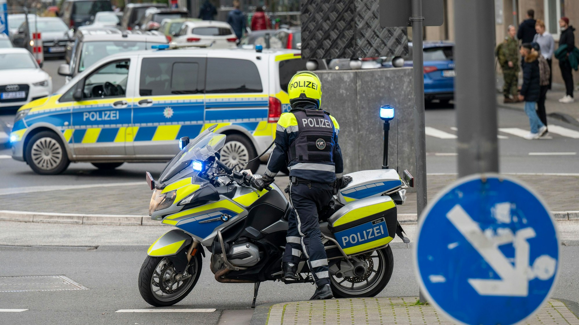 Einsatzkräfte der Polizei am Breslauer Platz in Köln.