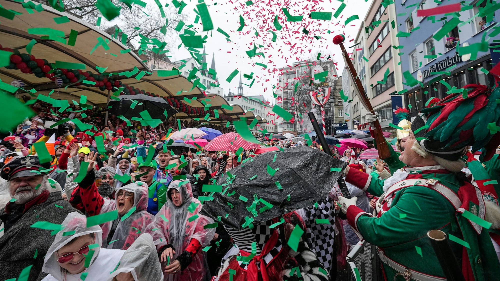 Der Dauerregen an Weiberfastnacht konnte die Stimmung bei der traditionellen Eröffnung des Straßenkarnevals nicht trüben.