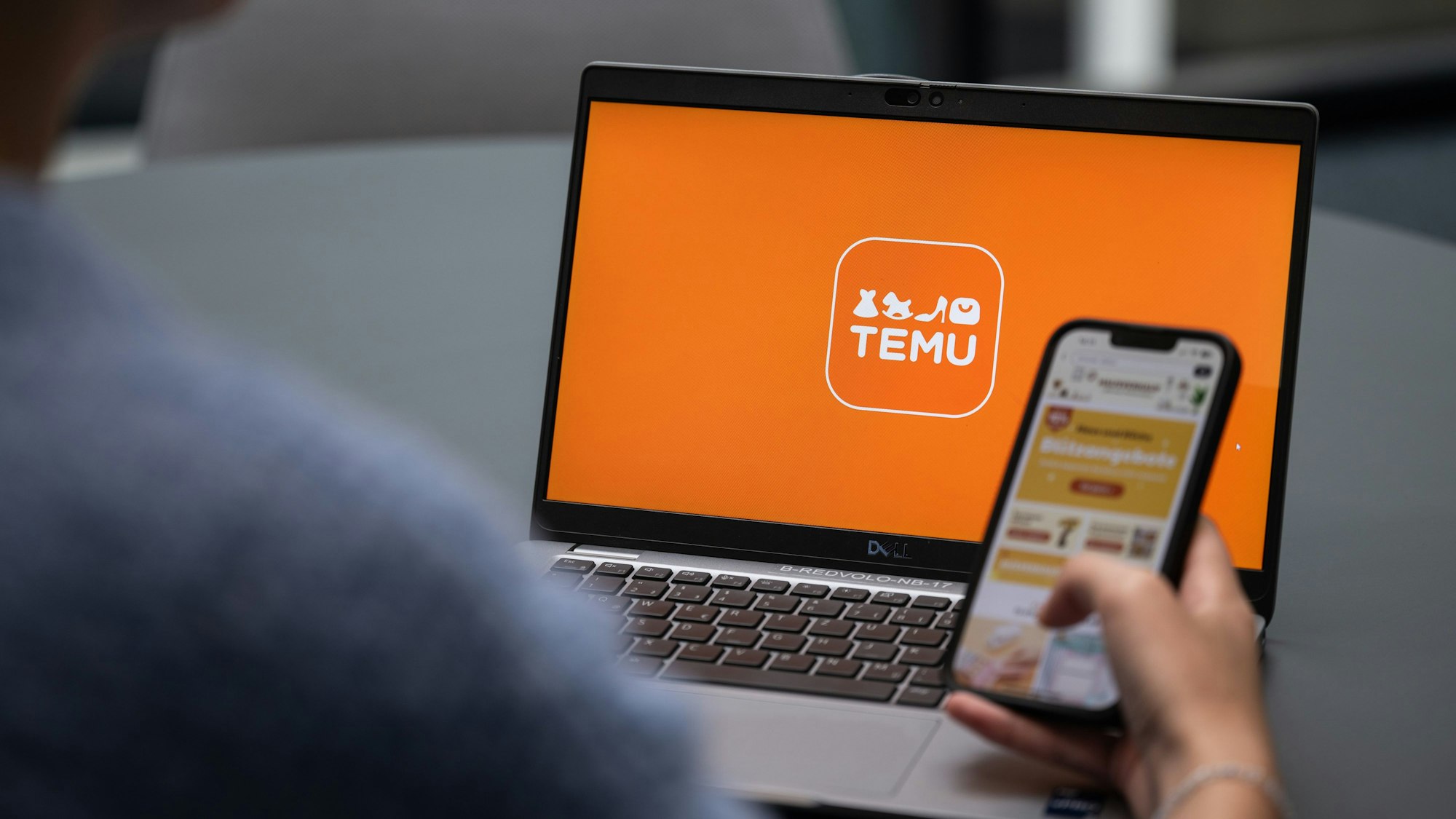 Blick auf einen Laptop mit dem Logo der App Temu (gestellte Szene).