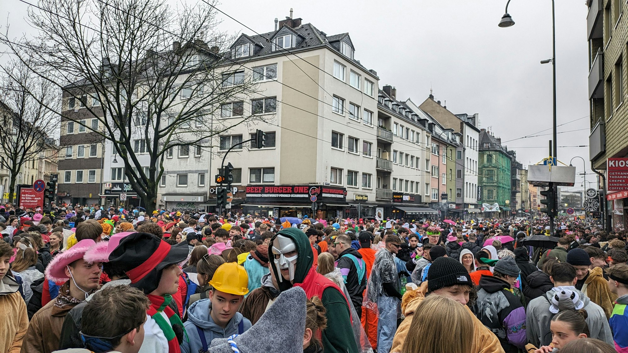 Die Zülpicher Straße ist voll mit Feiernden.