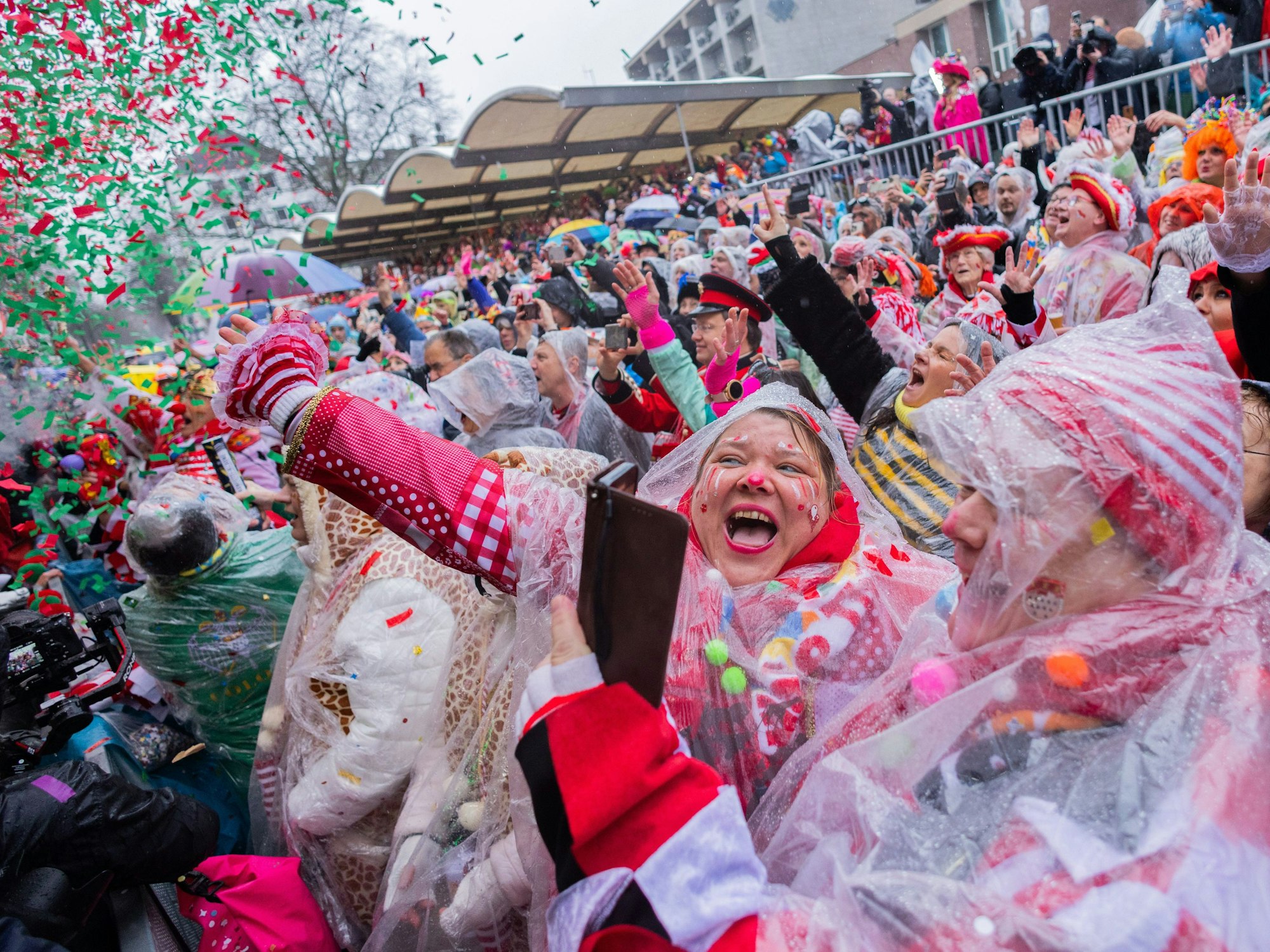 Karnevalisten feiern um 11:11 Uhr an Weiberfastnacht die Eröffnung des Straßenkarnevals auf dem Alter Markt.