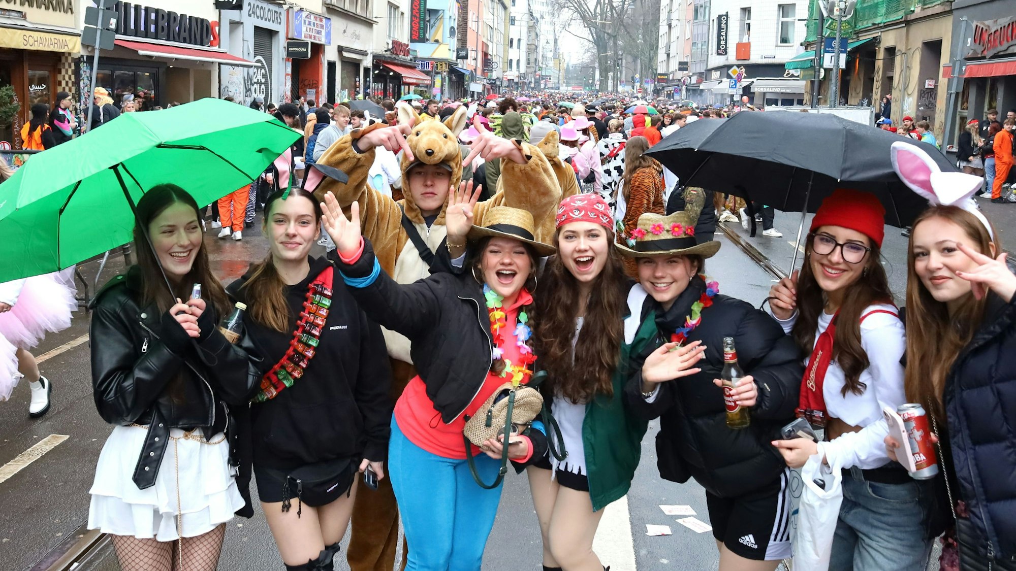 Diese Frauen haben trotz Regenwetter ihre Freude im Zülpicher Viertel. Immerhin: Es gibt deutlich mehr Platz auf der Straße um zu Feiern.