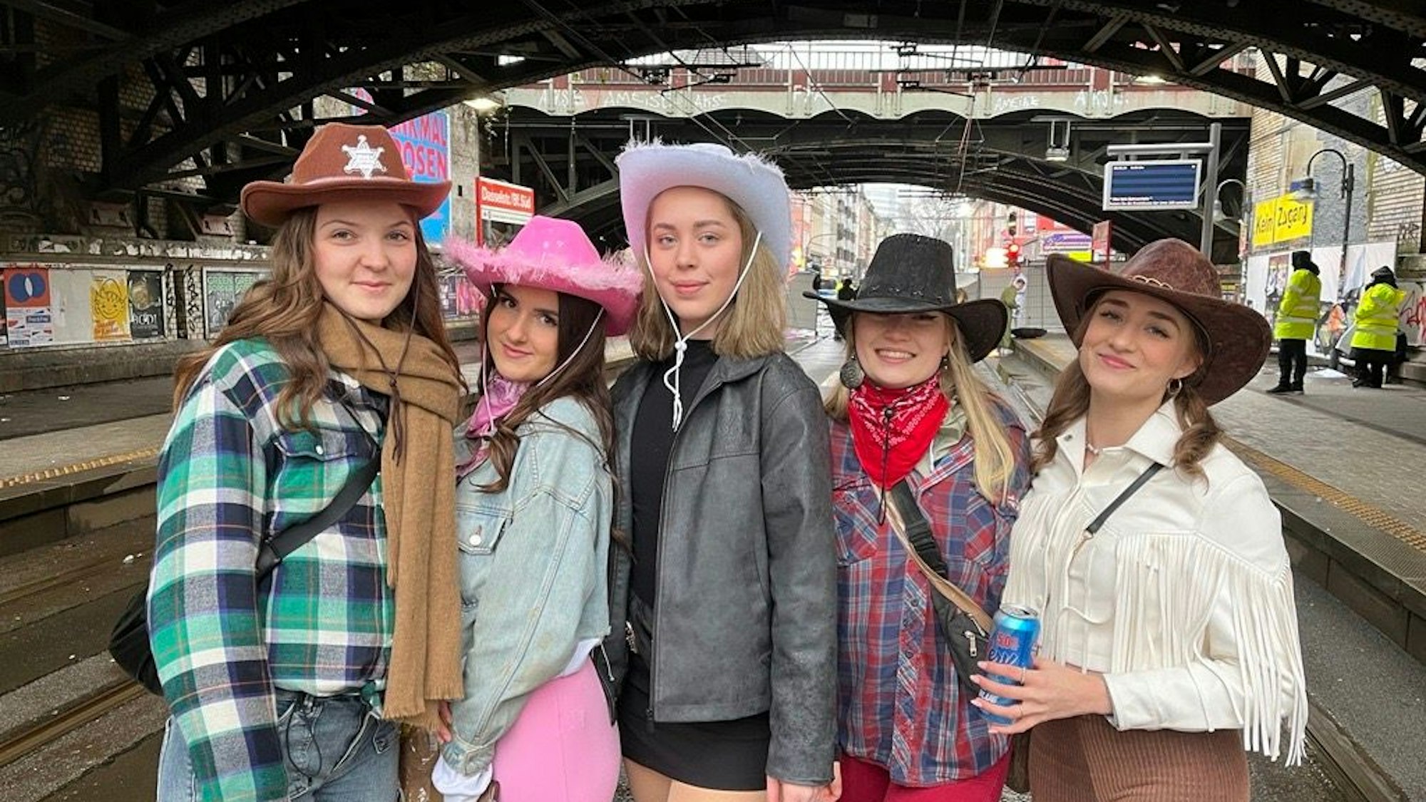 Fünf Cowgirls posieren für ein Foto.