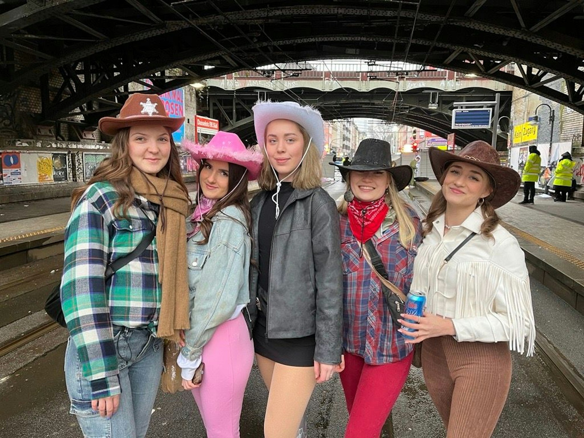 Eine Gruppe von verkleideten Frauen posiert für ein Foto.